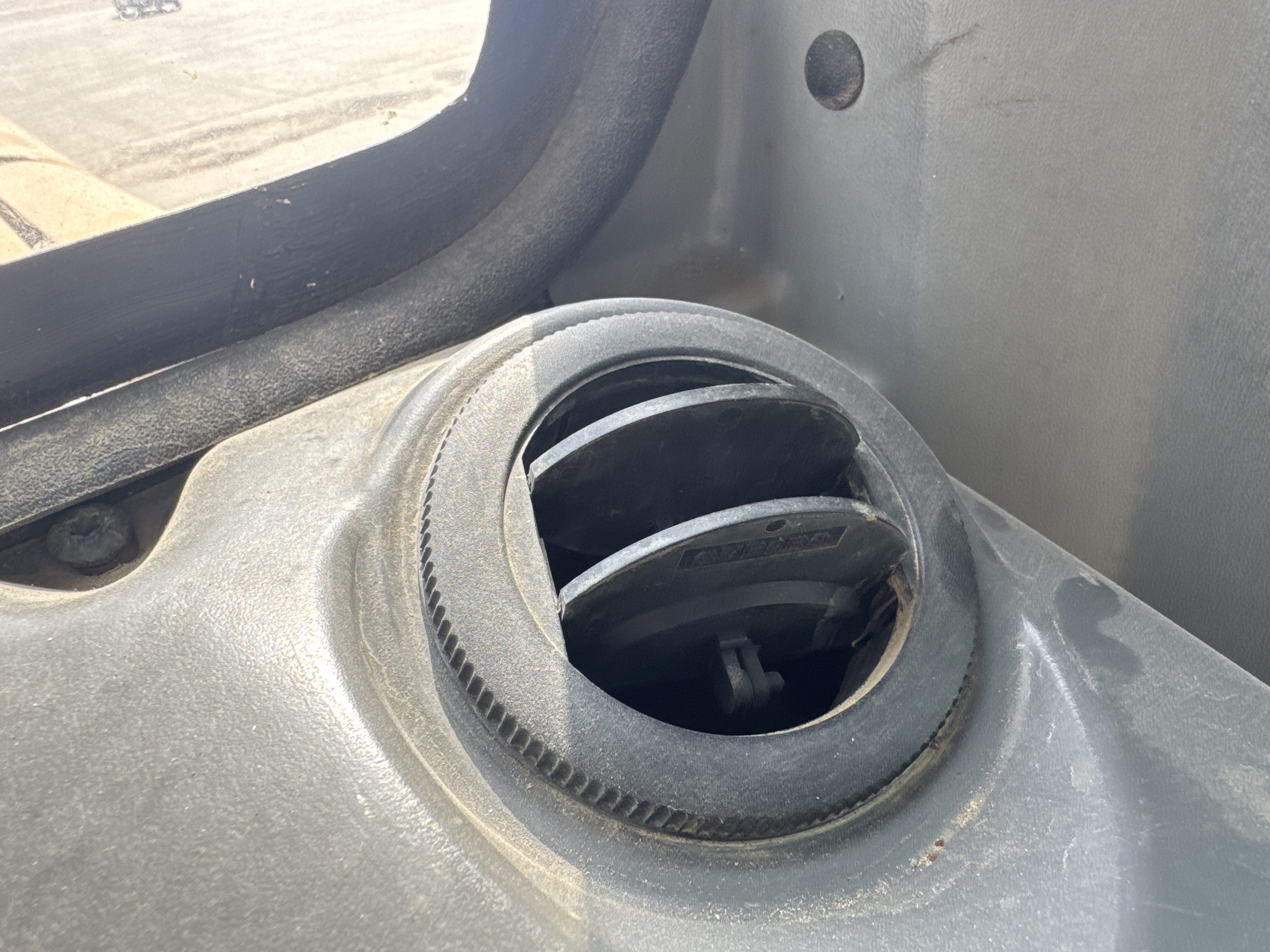 MDX-011-Cat-323D3-Medium-excavators-inspection-Air-conditioning-Vents-and-air-flow-2