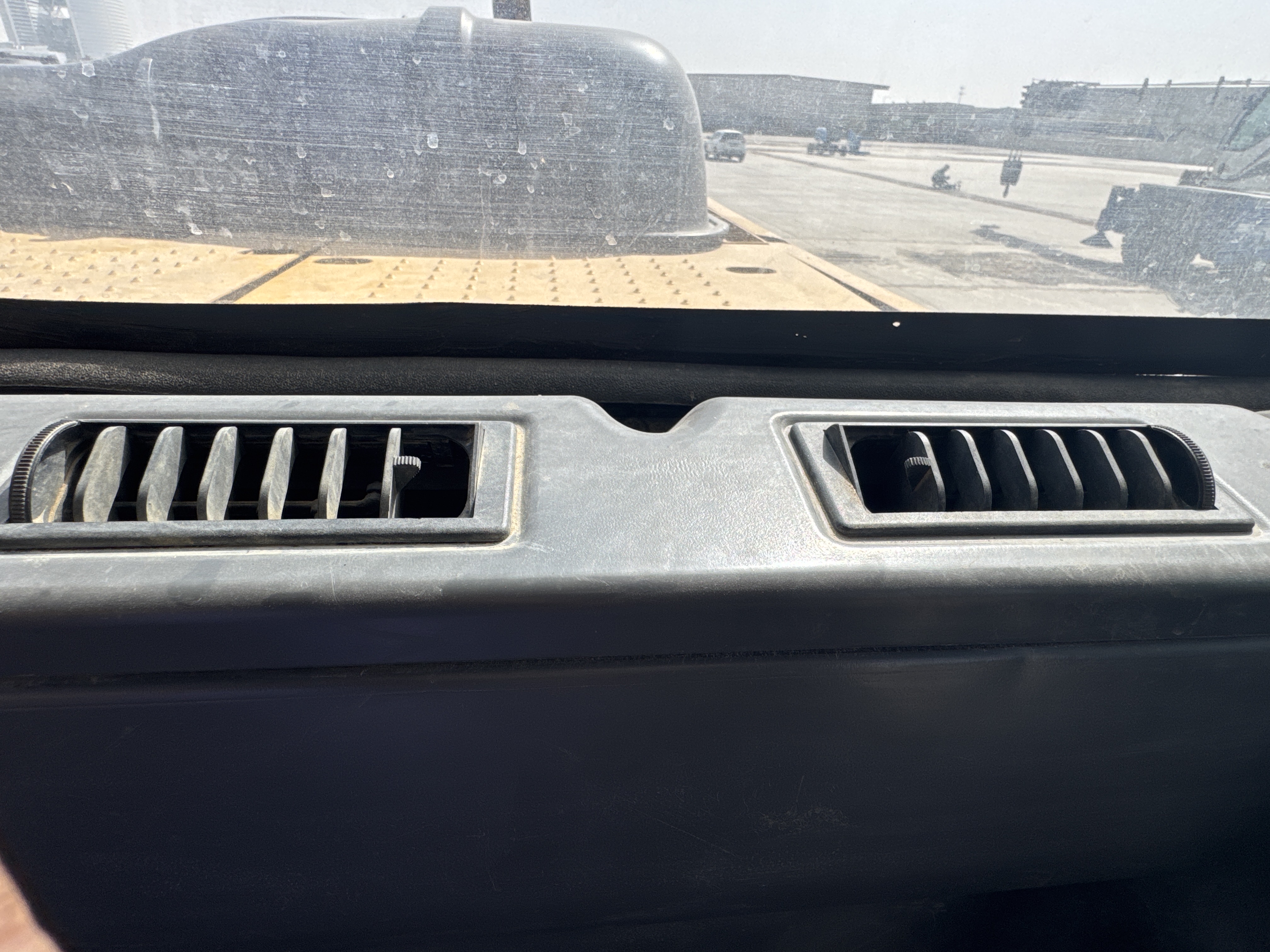 MDX-011-Cat-323D3-Medium-excavators-inspection-Air-conditioning-Vents-and-air-flow-2