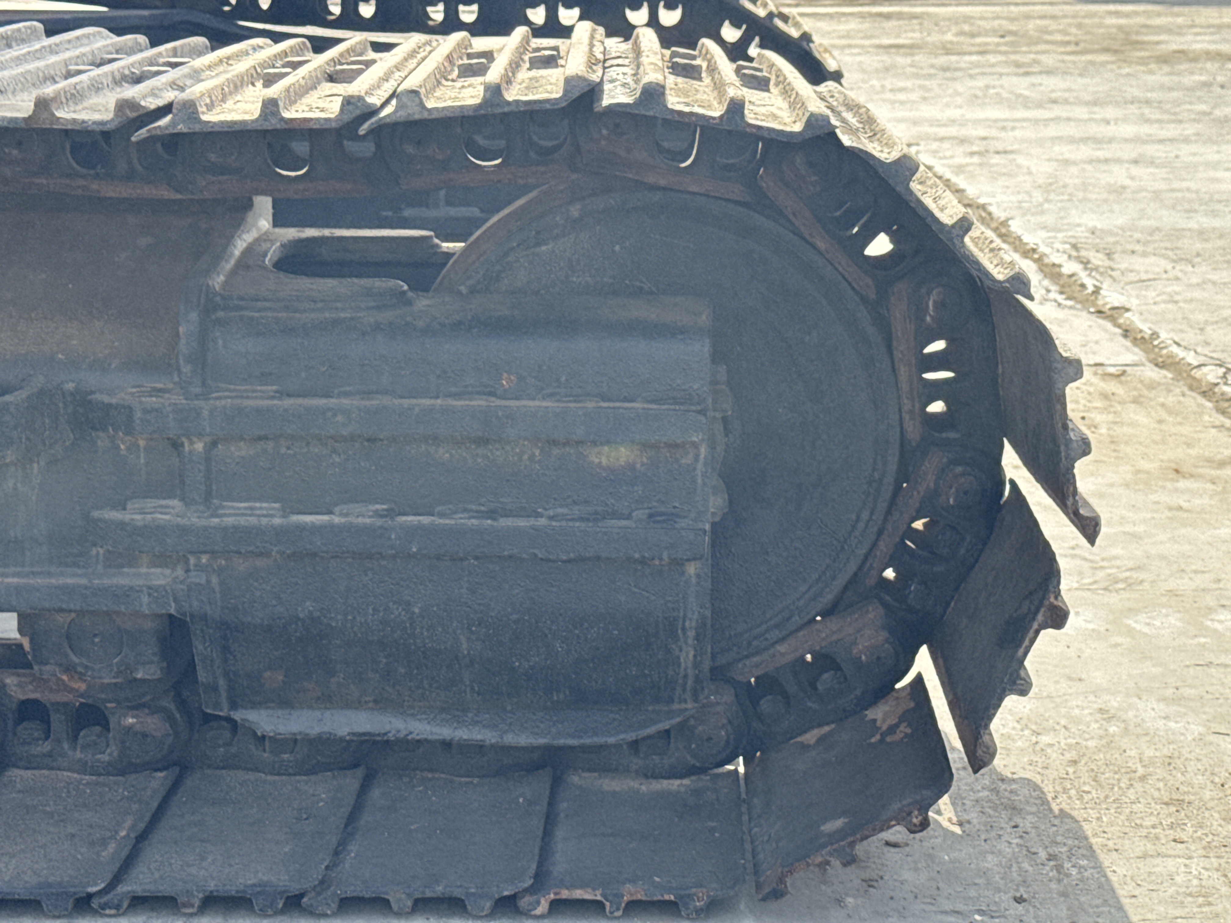 MDX-011-Cat-323D3-Medium-excavators-inspection-Undercarriage-Right-idler-2