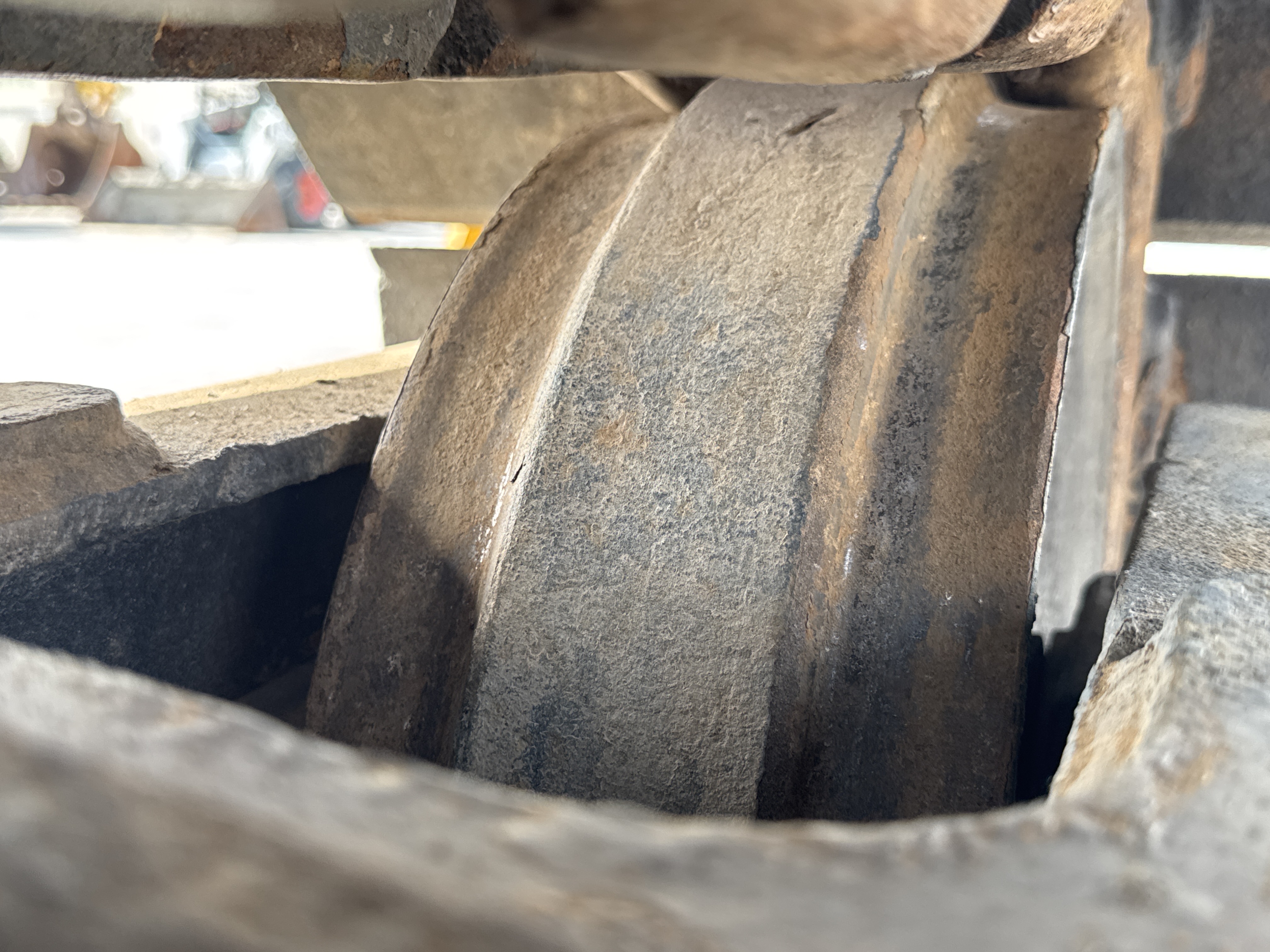 MDX-011-Cat-323D3-Medium-excavators-inspection-Undercarriage-Right-idler-2