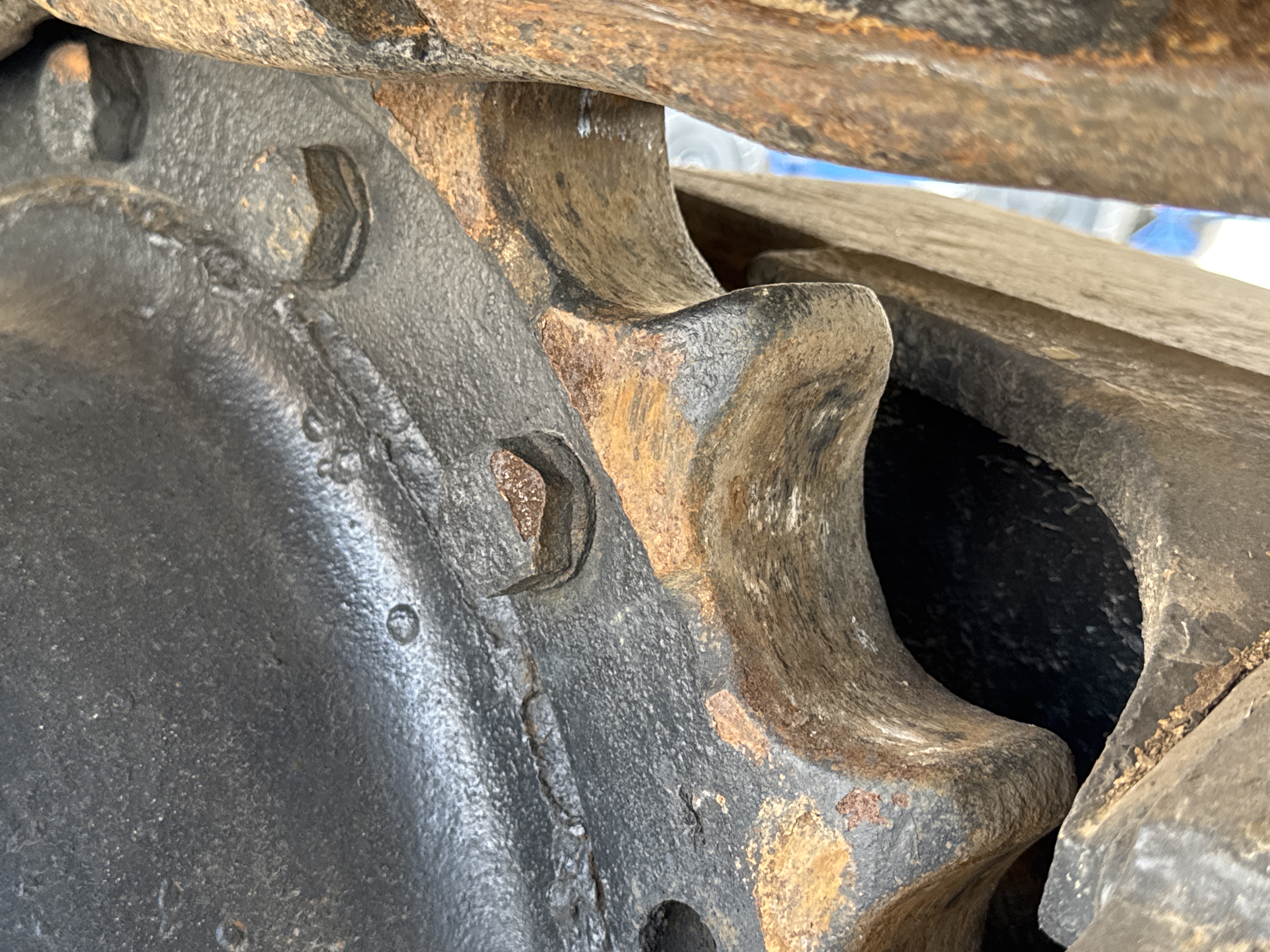 MDX-011-Cat-323D3-Medium-excavators-inspection-Undercarriage-Right-sprocket-2