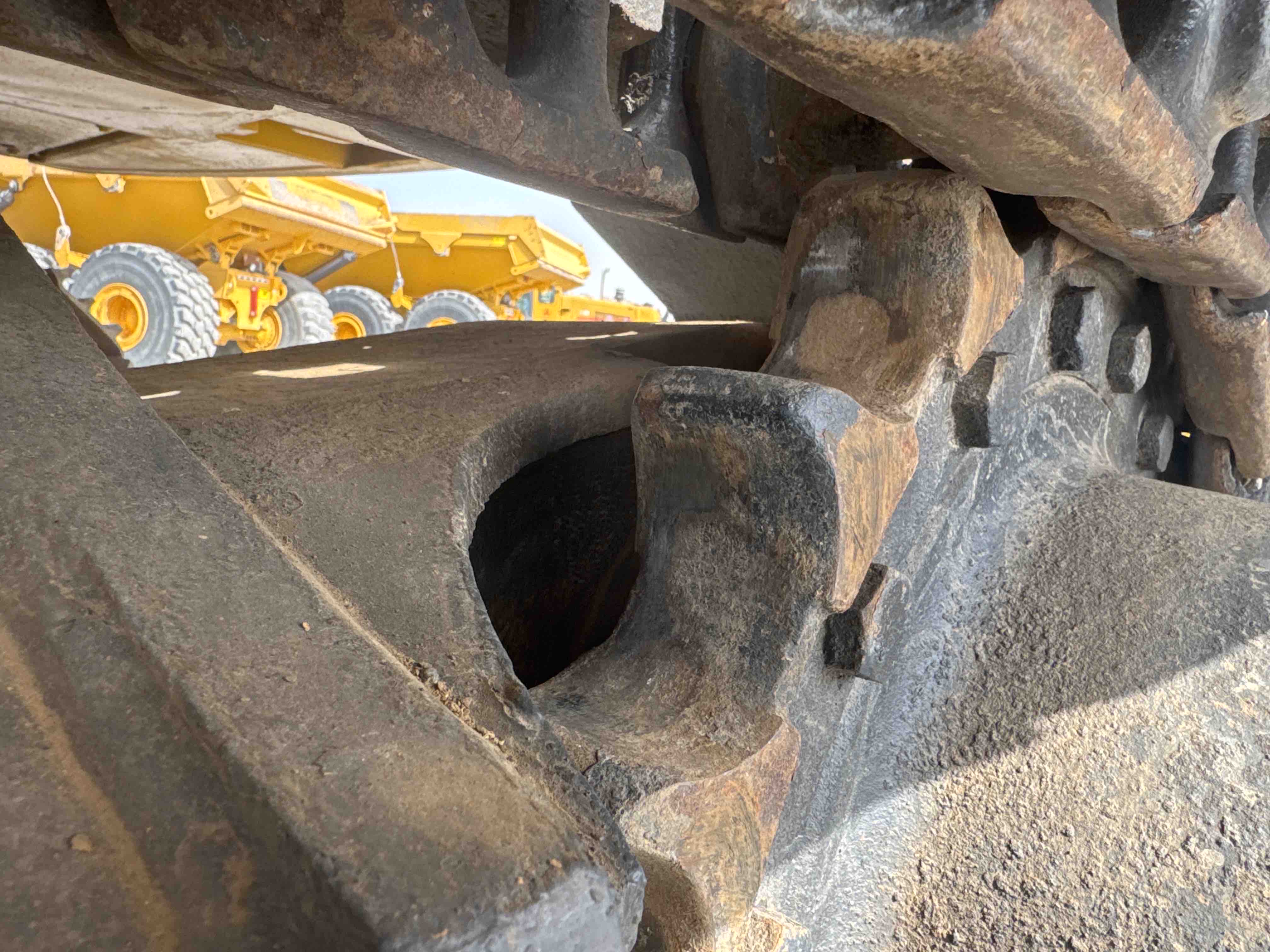 MDX-011-Cat-323D3-Medium-excavators-inspection-Undercarriage-Left-sprocket-2