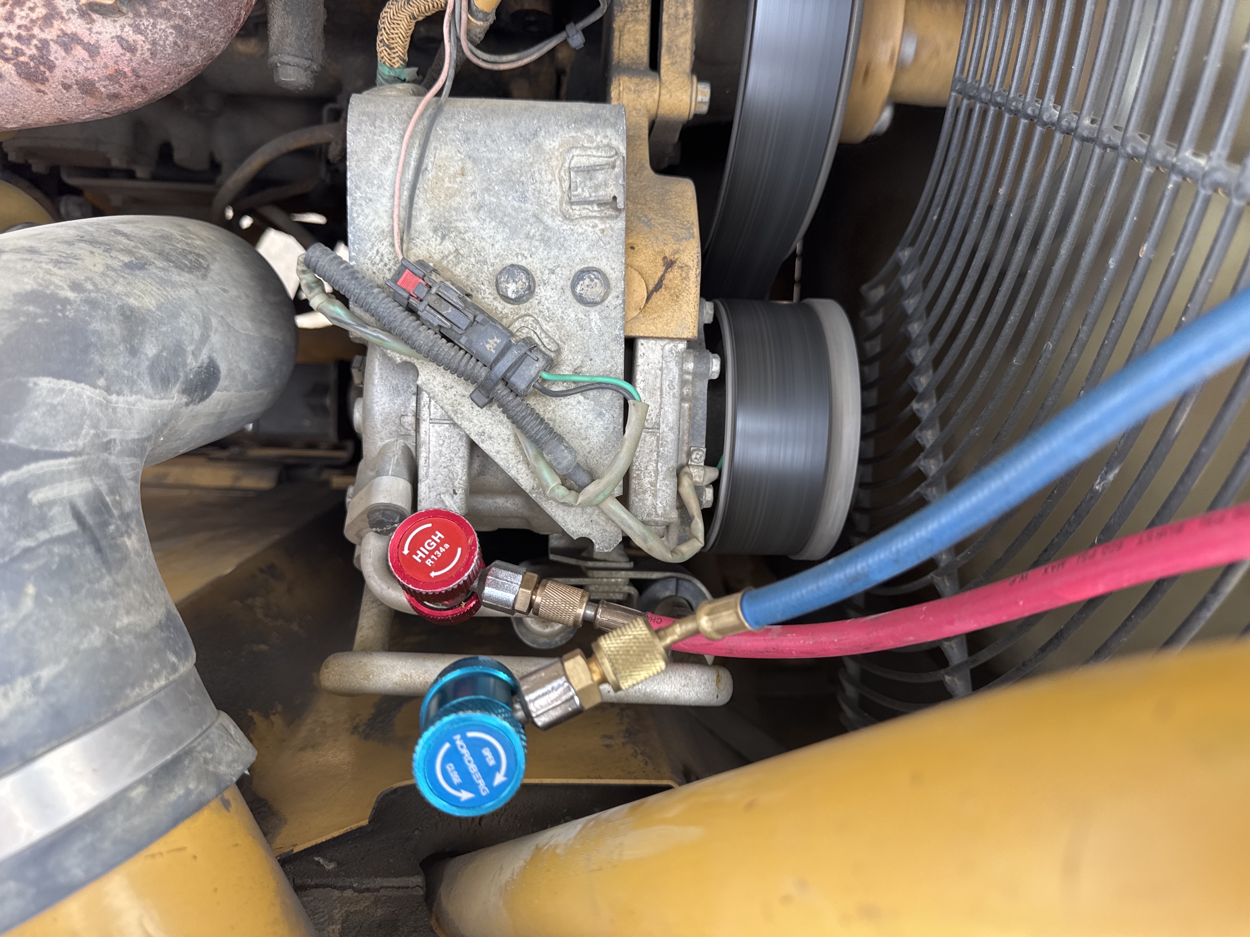 MDX-011-Cat-323D3-Medium-excavators-inspection-Air-conditioning-A/C-compressor-2