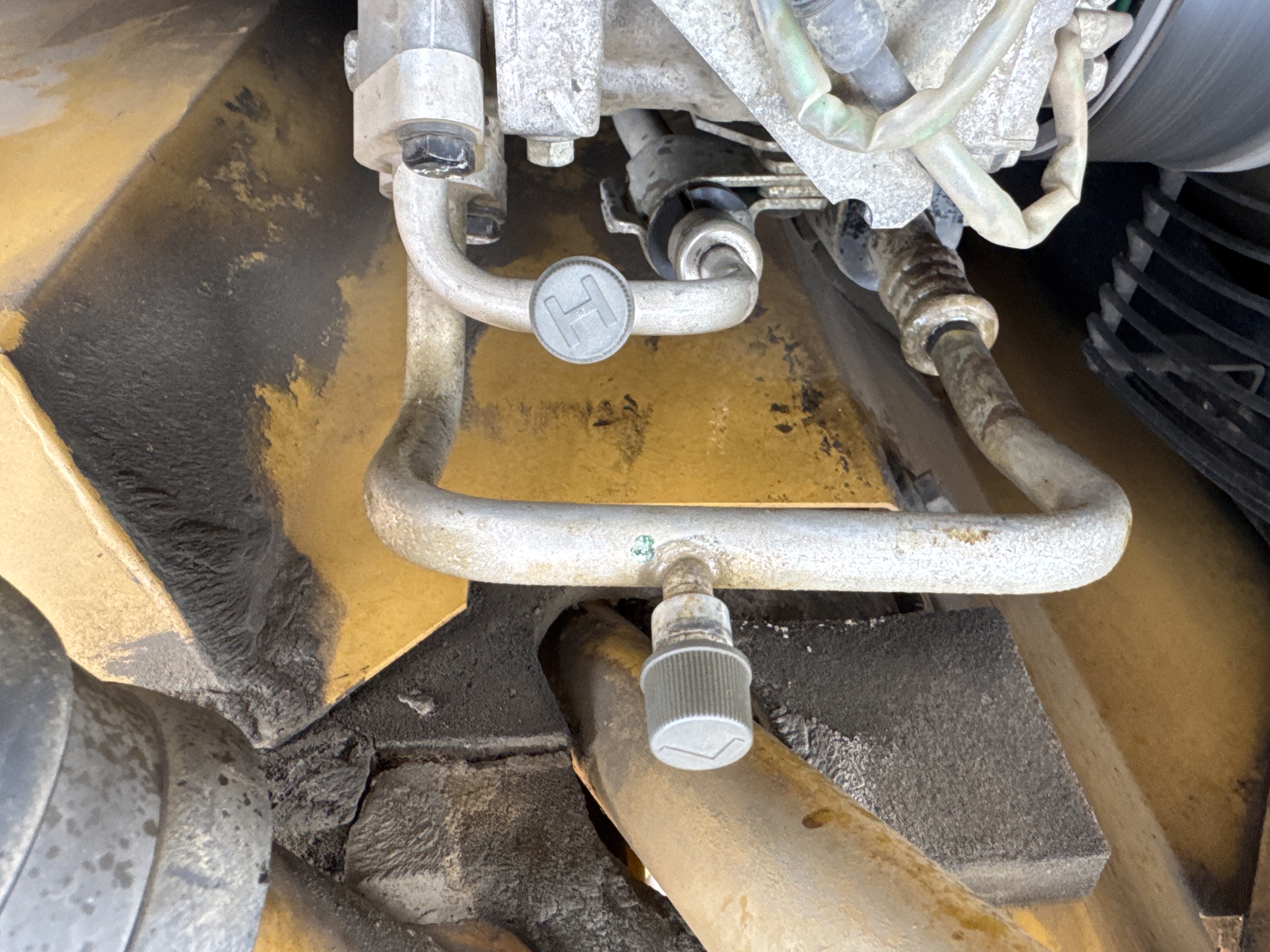MDX-011-Cat-323D3-Medium-excavators-inspection-Air-conditioning-Refrigerant-lines-2