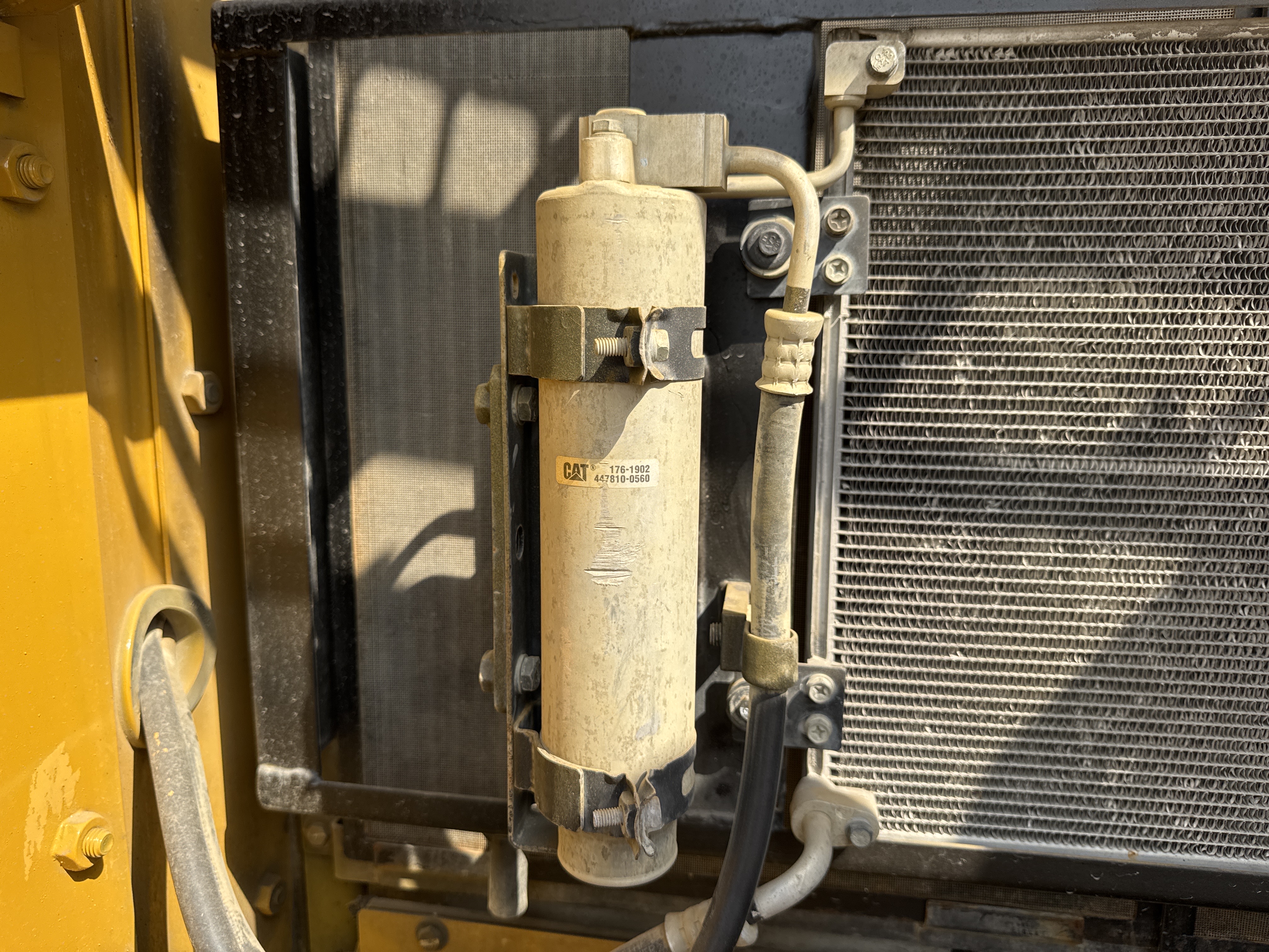 MDX-011-Cat-323D3-Medium-excavators-inspection-Air-conditioning-Refrigerant-lines-2