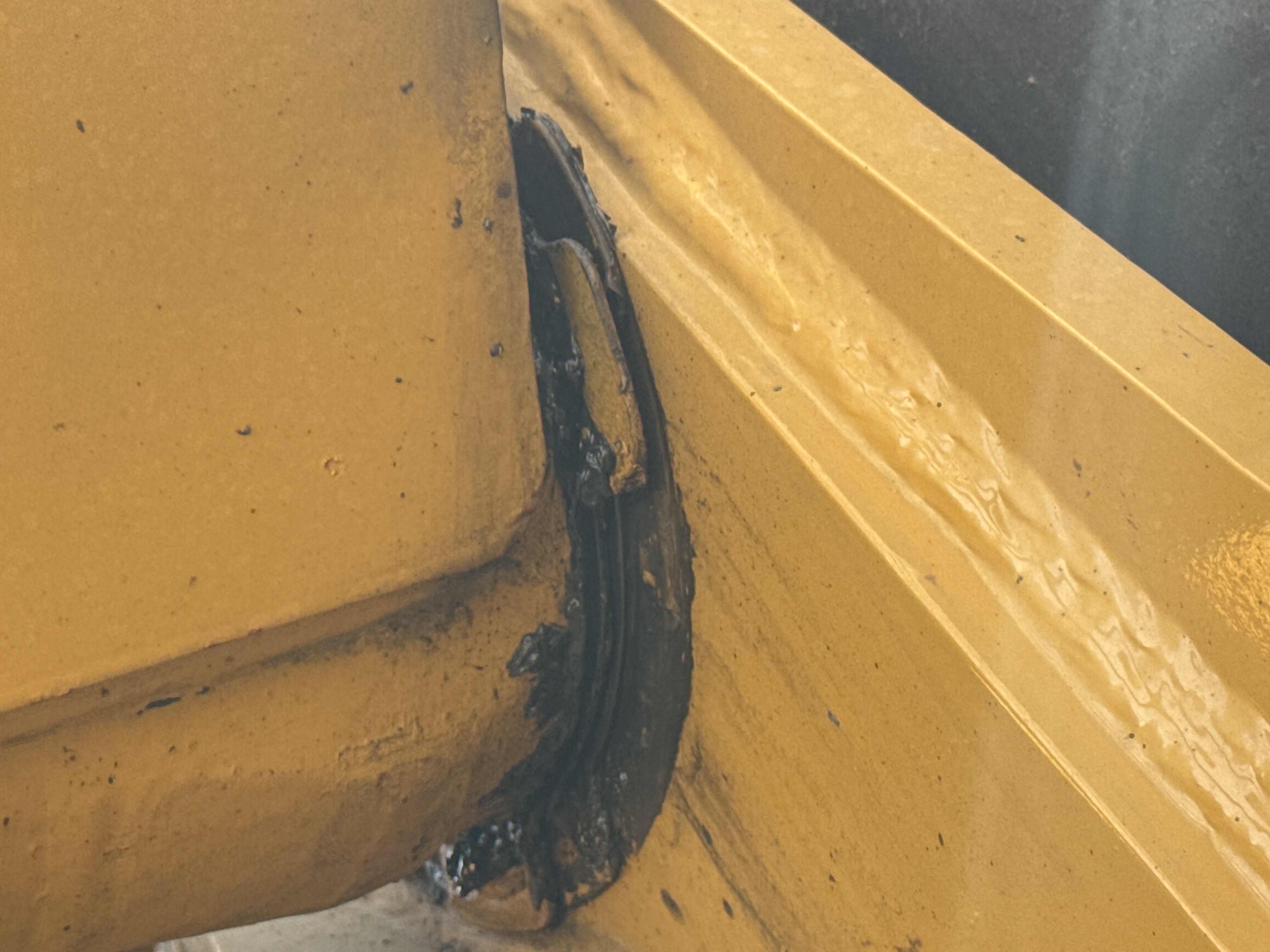 MDX-011-Cat-323D3-Medium-excavators-inspection-Chassis-Boom-base-pin-and-bushings-2