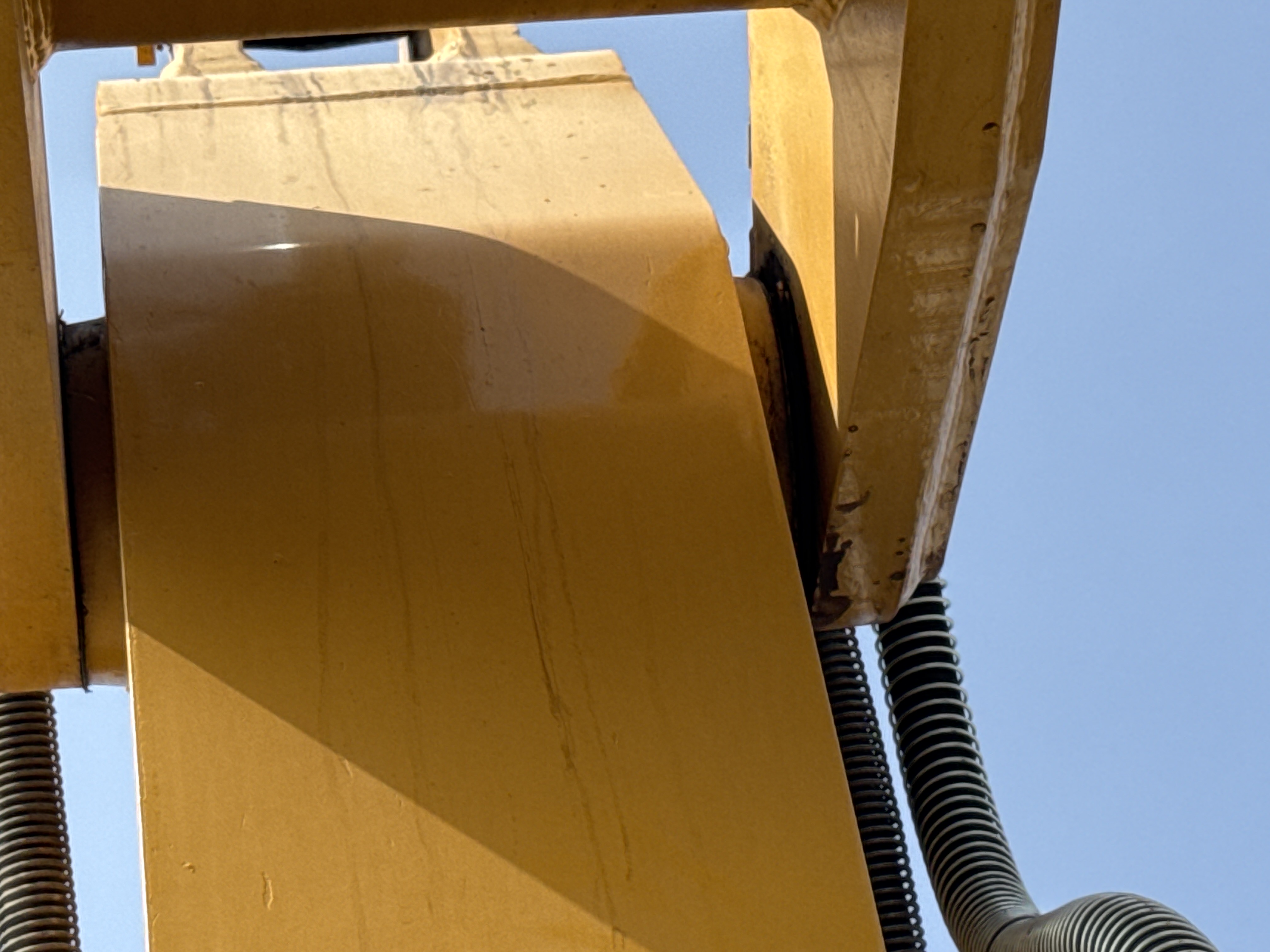 MDX-011-Cat-323D3-Medium-excavators-inspection-Chassis-Pin-and-bushings-boom-to-stick-3