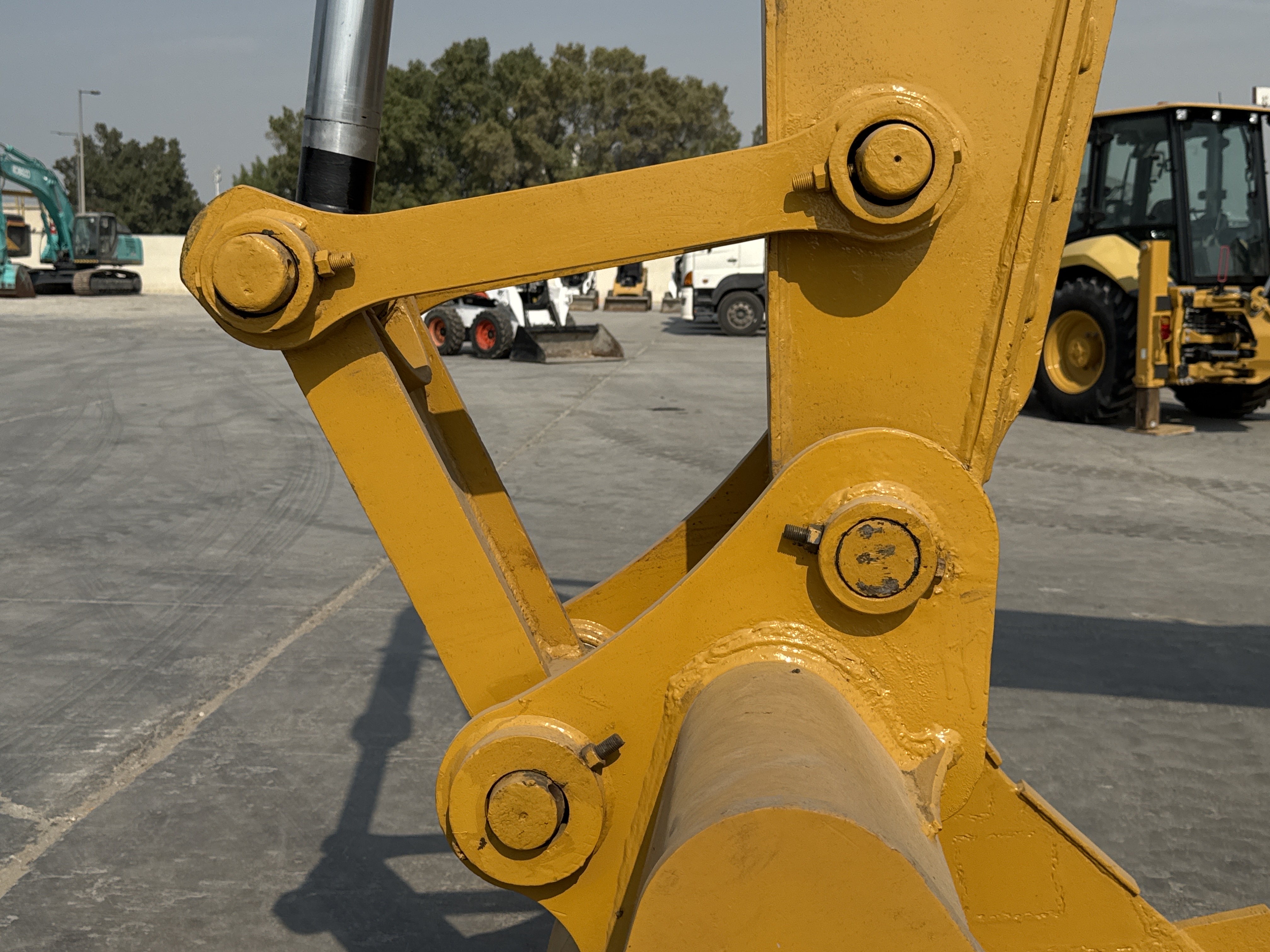MDX-011-Cat-323D3-Medium-excavators-inspection-Chassis-Pin-and-bushings-stick-to-bucket-1
