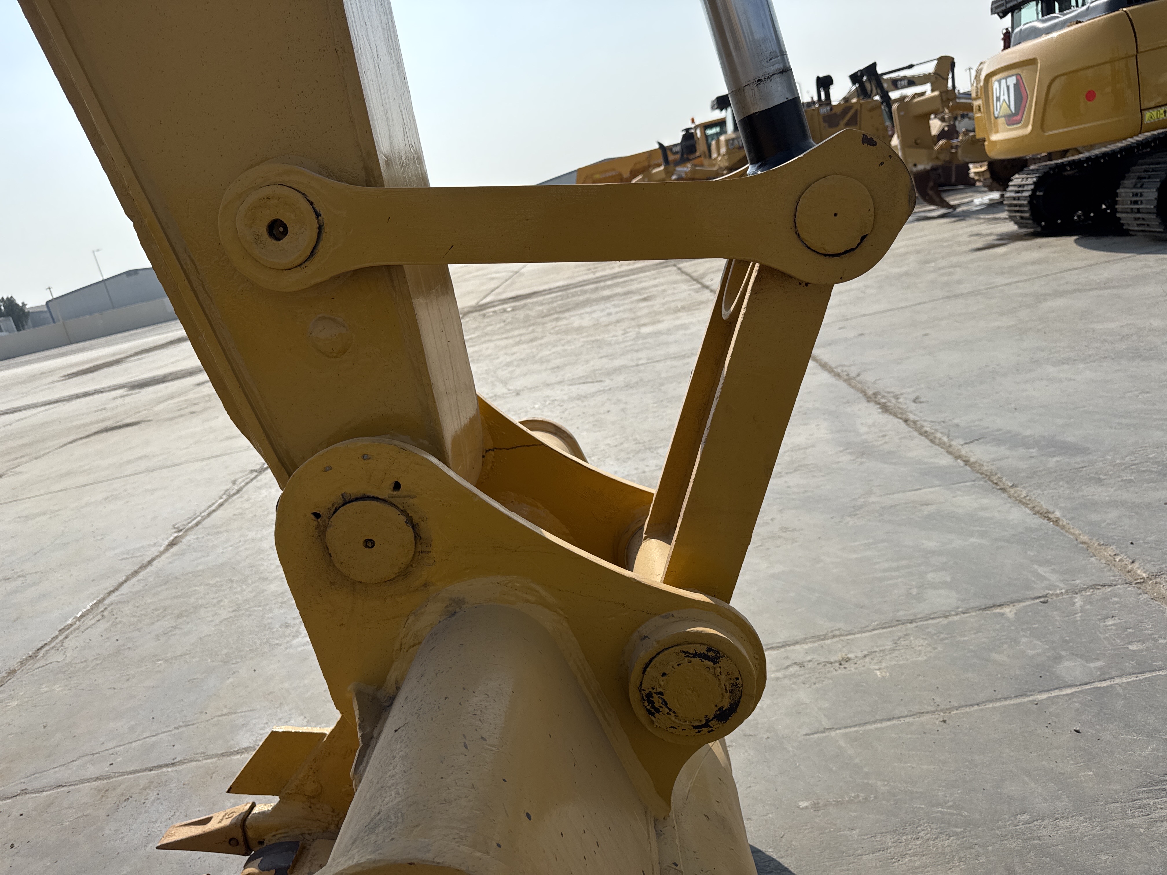 MDX-011-Cat-323D3-Medium-excavators-inspection-Chassis-Pin-and-bushings-stick-to-bucket-2