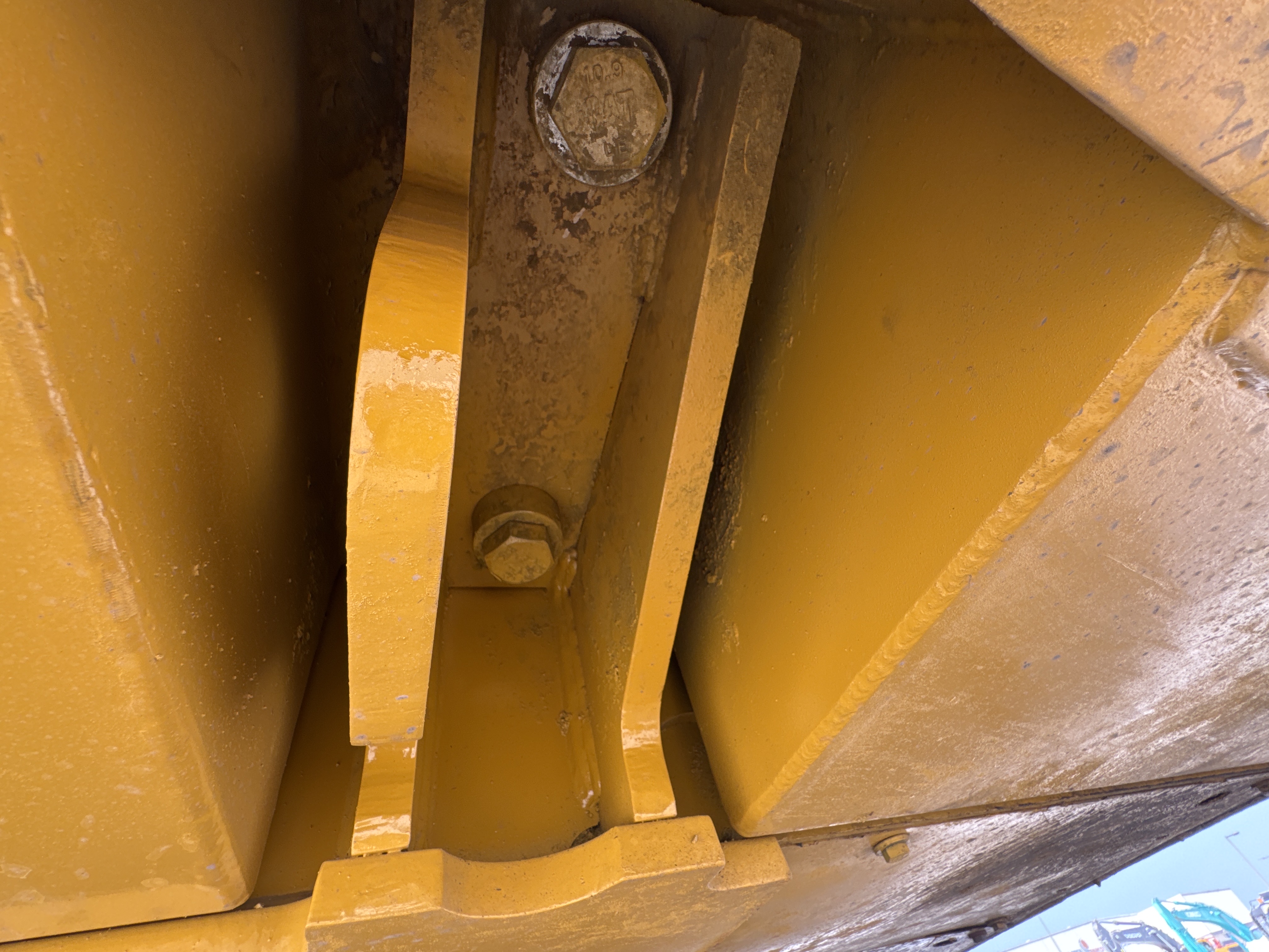 MDX-011-Cat-323D3-Medium-excavators-inspection-Safety-Counter-weight-bolts-3