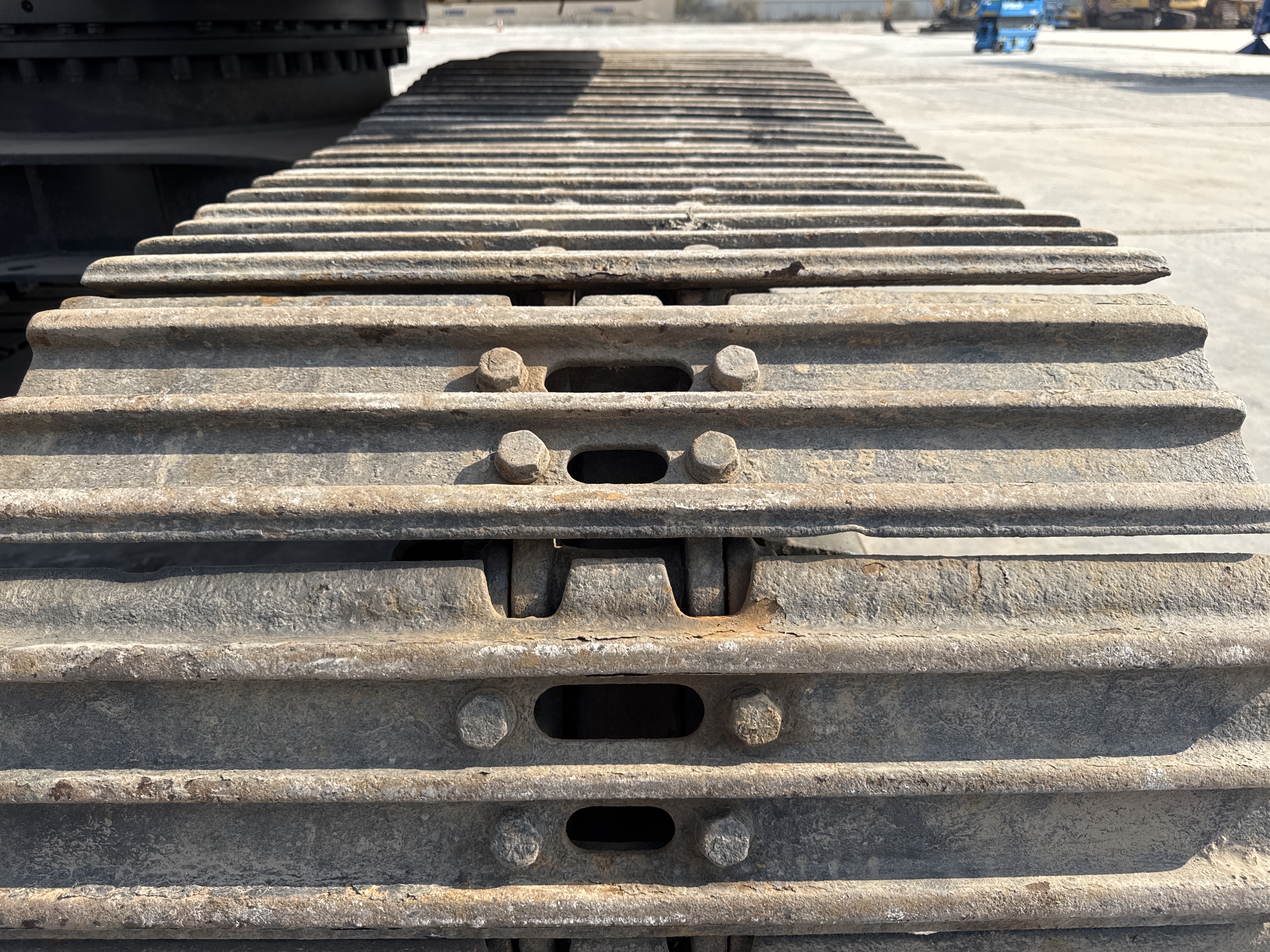 MDX-011-Cat-323D3-Medium-excavators-inspection-Undercarriage-Left-track-shoes-2