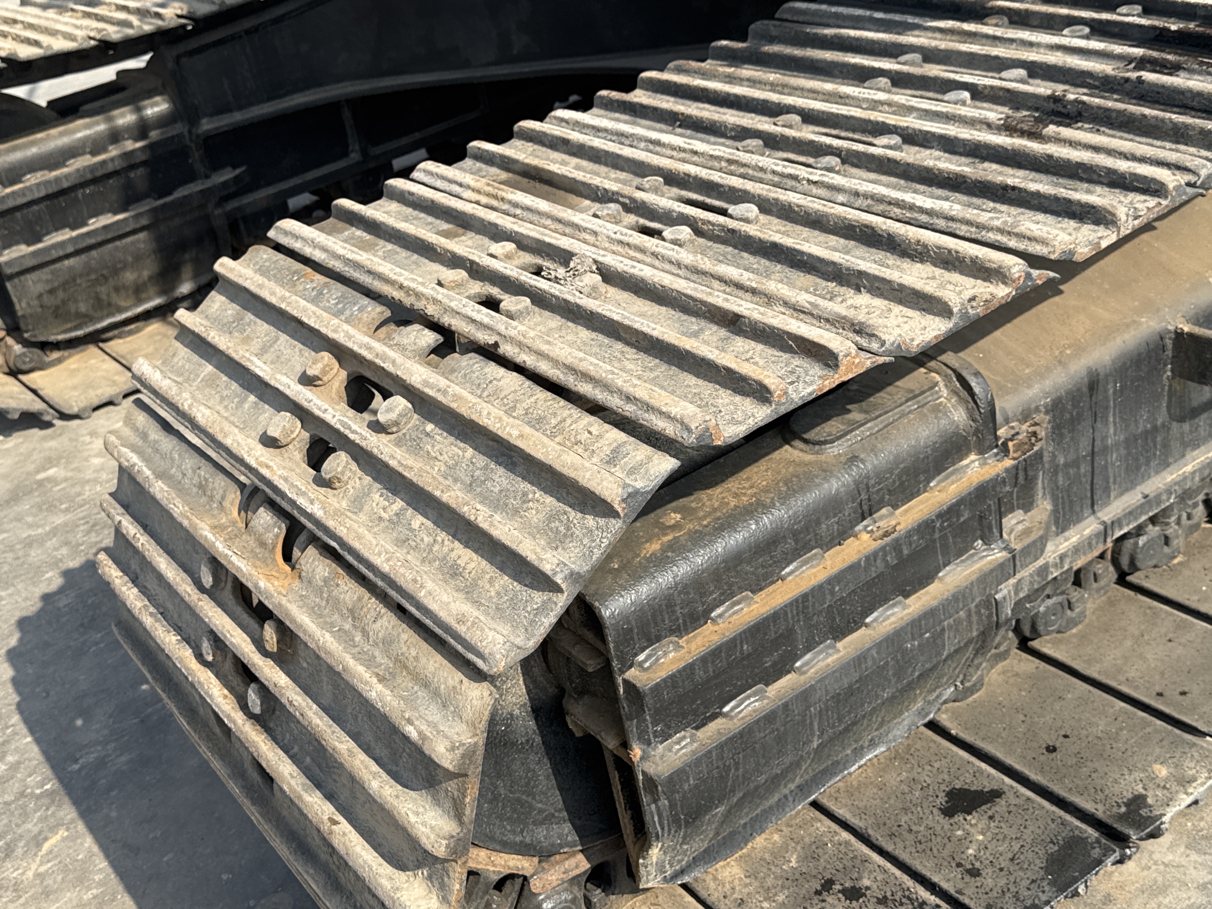 MDX-011-Cat-323D3-Medium-excavators-inspection-Undercarriage-Left-track-shoes-2