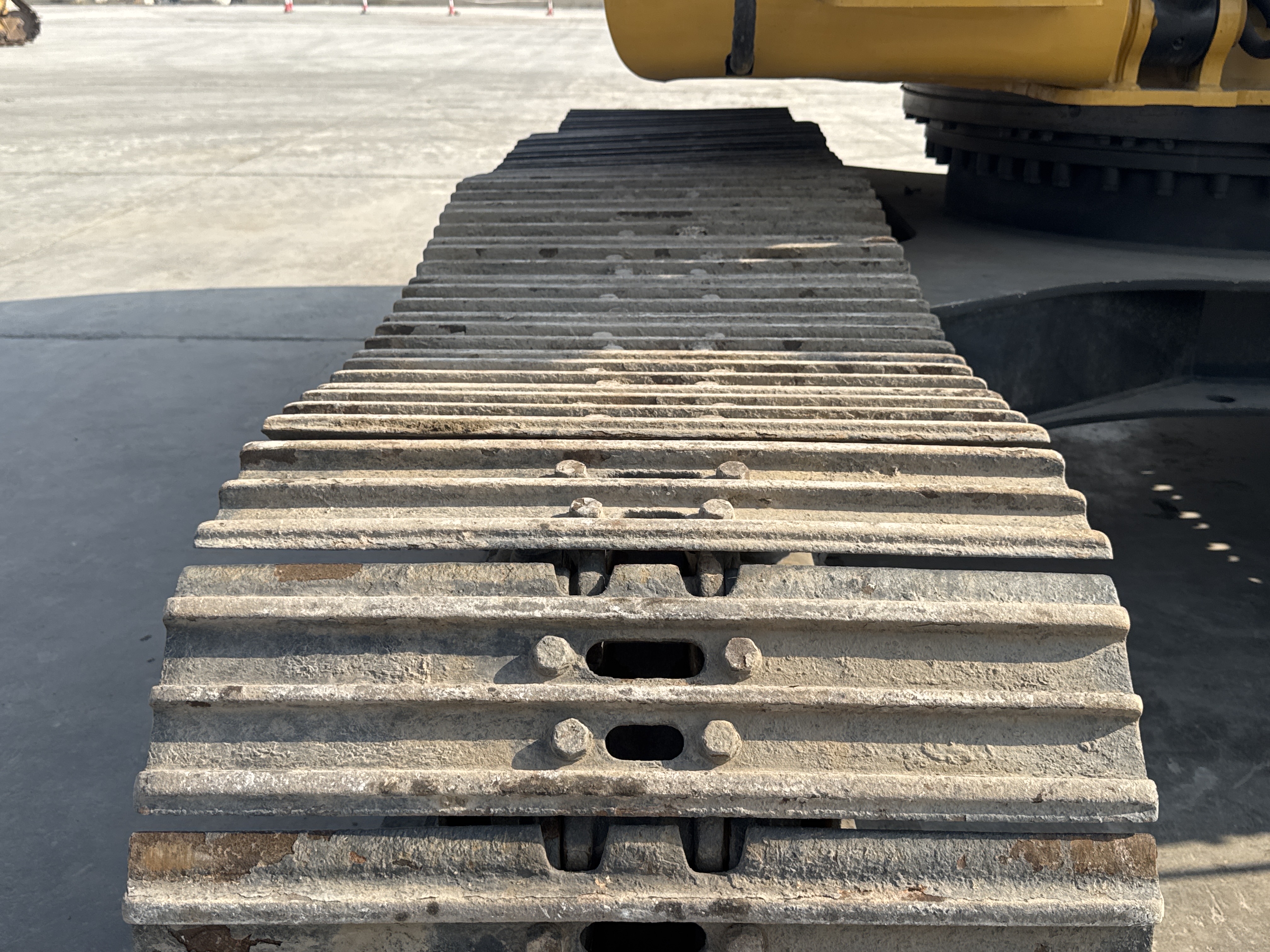 MDX-011-Cat-323D3-Medium-excavators-inspection-Undercarriage-Right-track-shoes-2