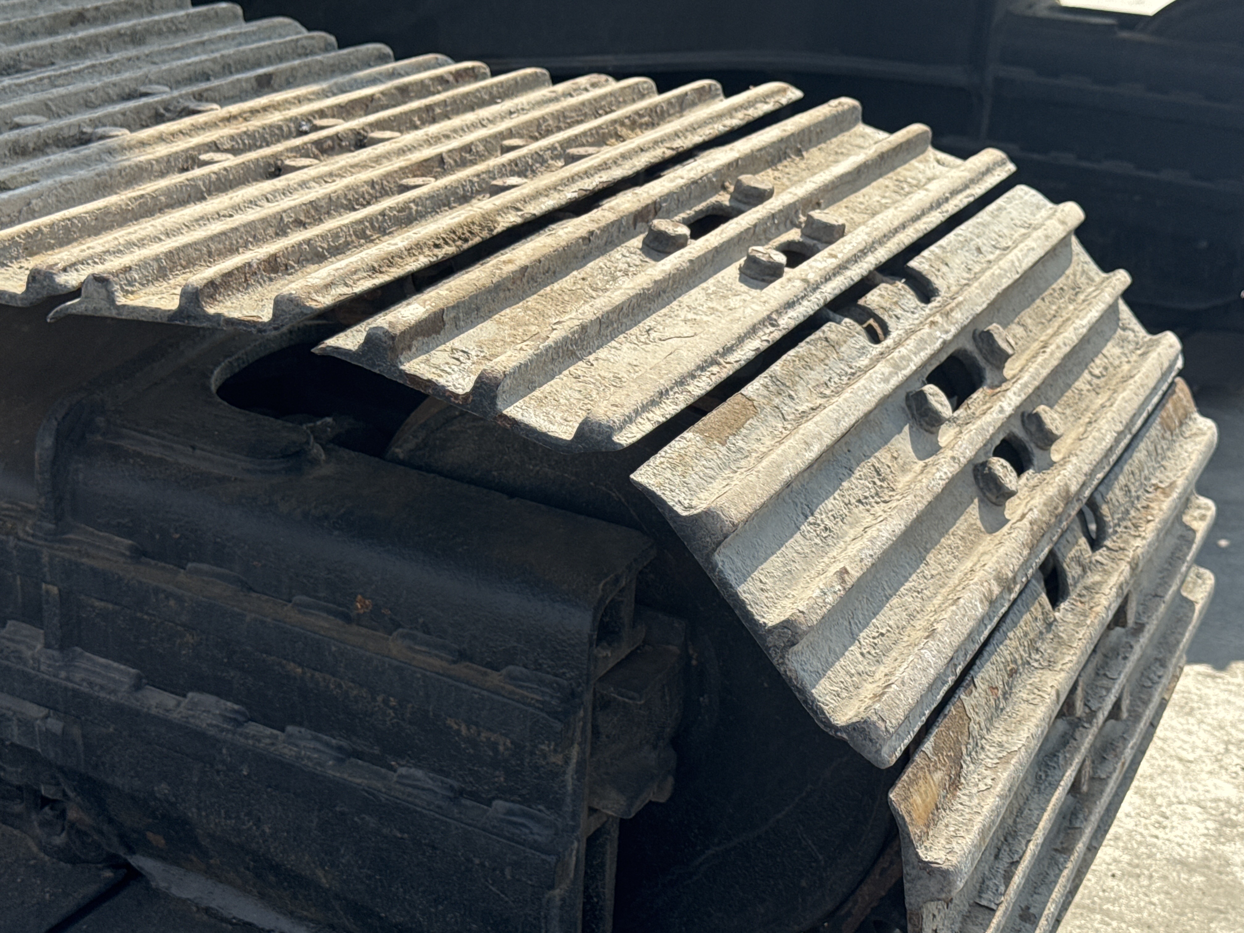 MDX-011-Cat-323D3-Medium-excavators-inspection-Undercarriage-Right-track-shoes-2