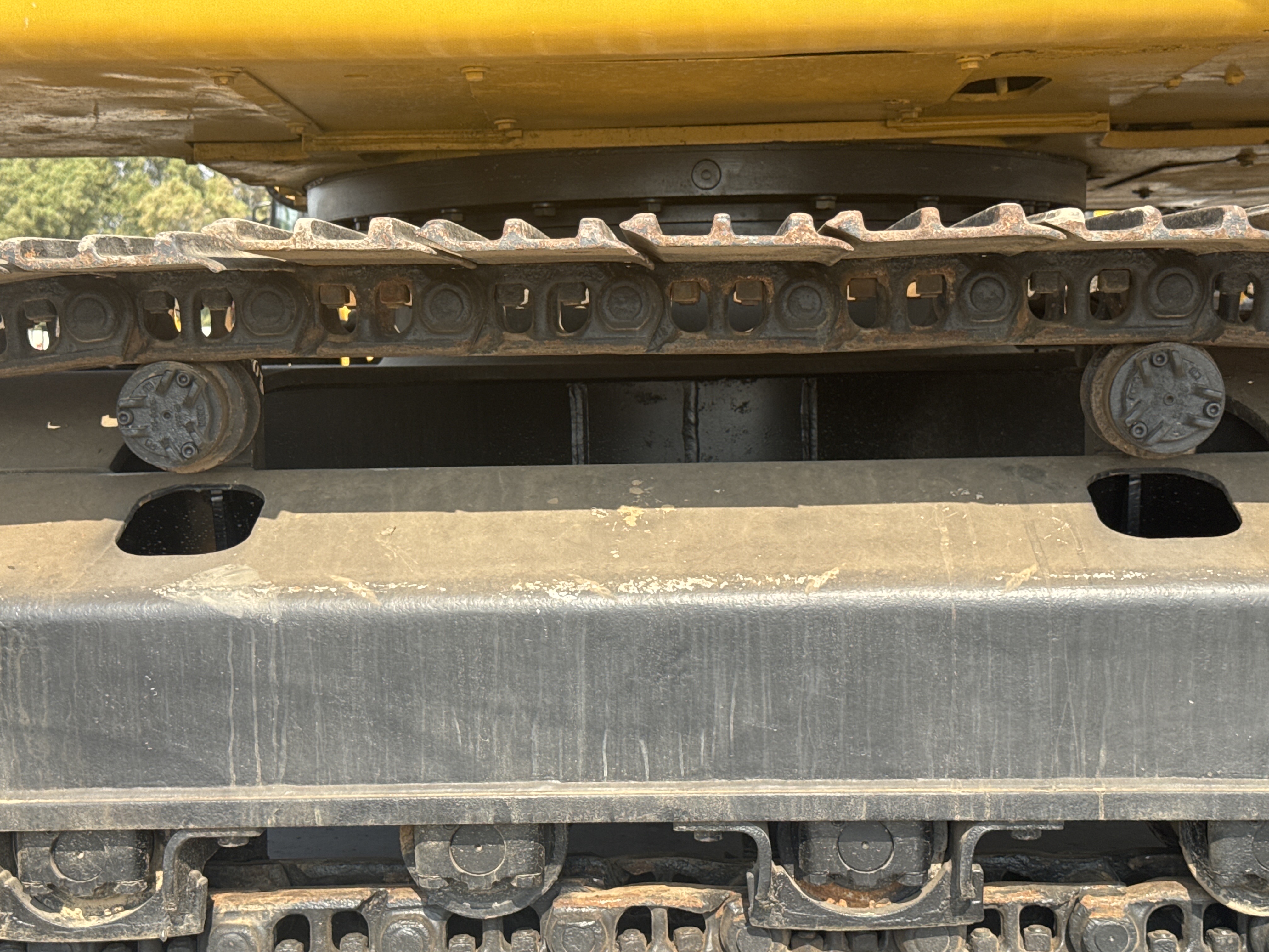 MDX-011-Cat-323D3-Medium-excavators-inspection-Undercarriage-Left-carrier-rollers-2