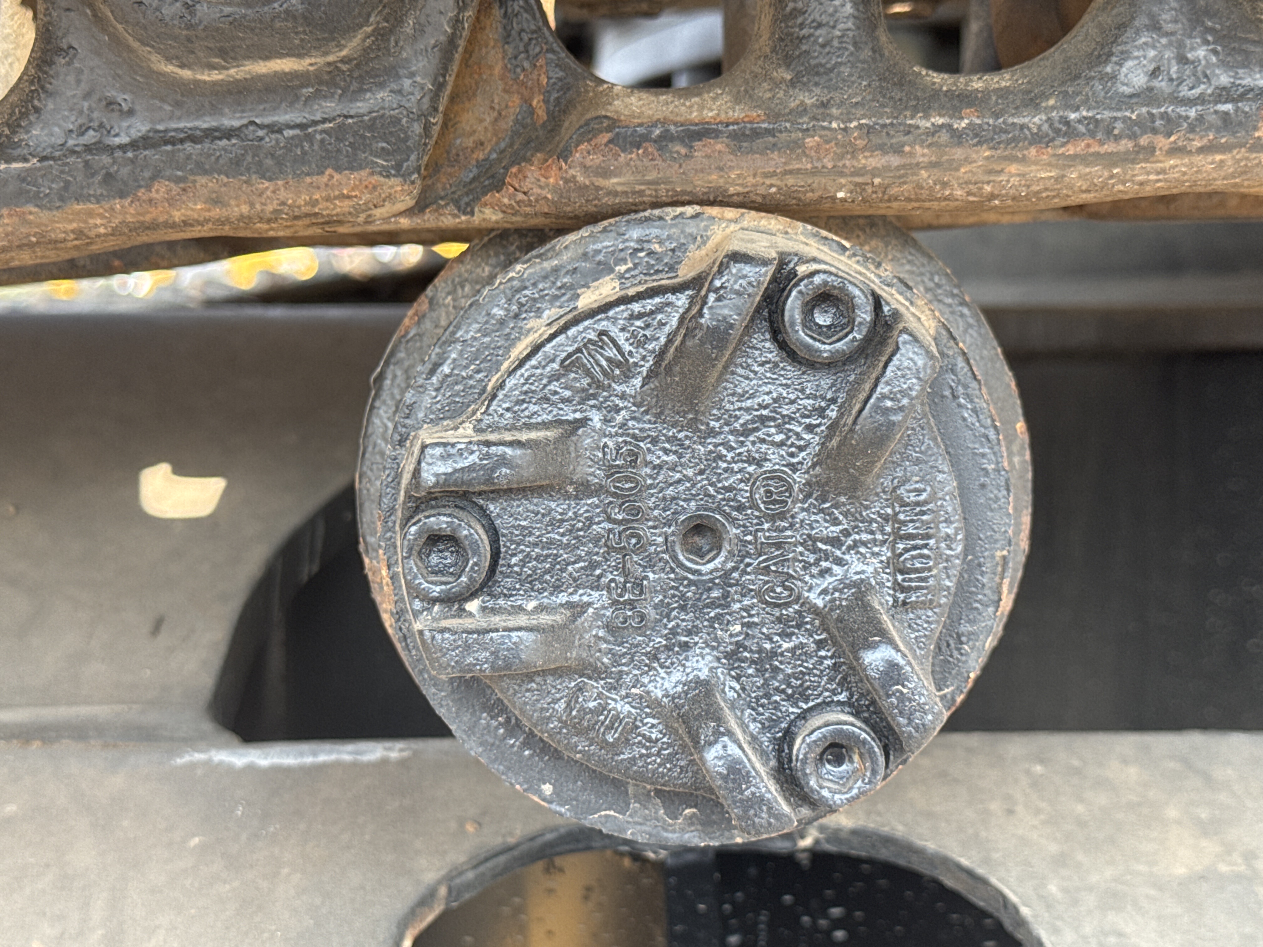 MDX-011-Cat-323D3-Medium-excavators-inspection-Undercarriage-Left-carrier-rollers-2
