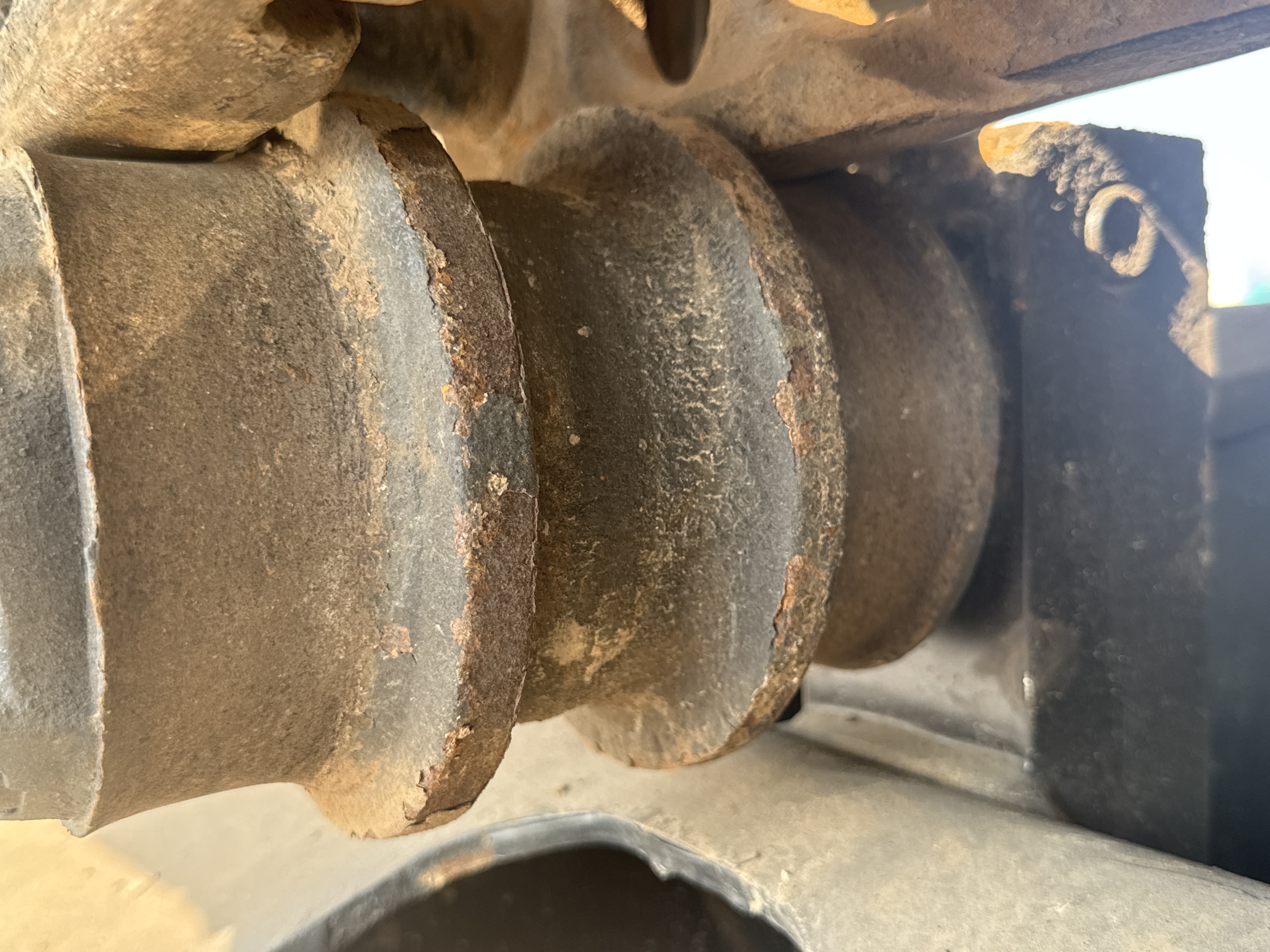 MDX-011-Cat-323D3-Medium-excavators-inspection-Undercarriage-Left-carrier-rollers-2
