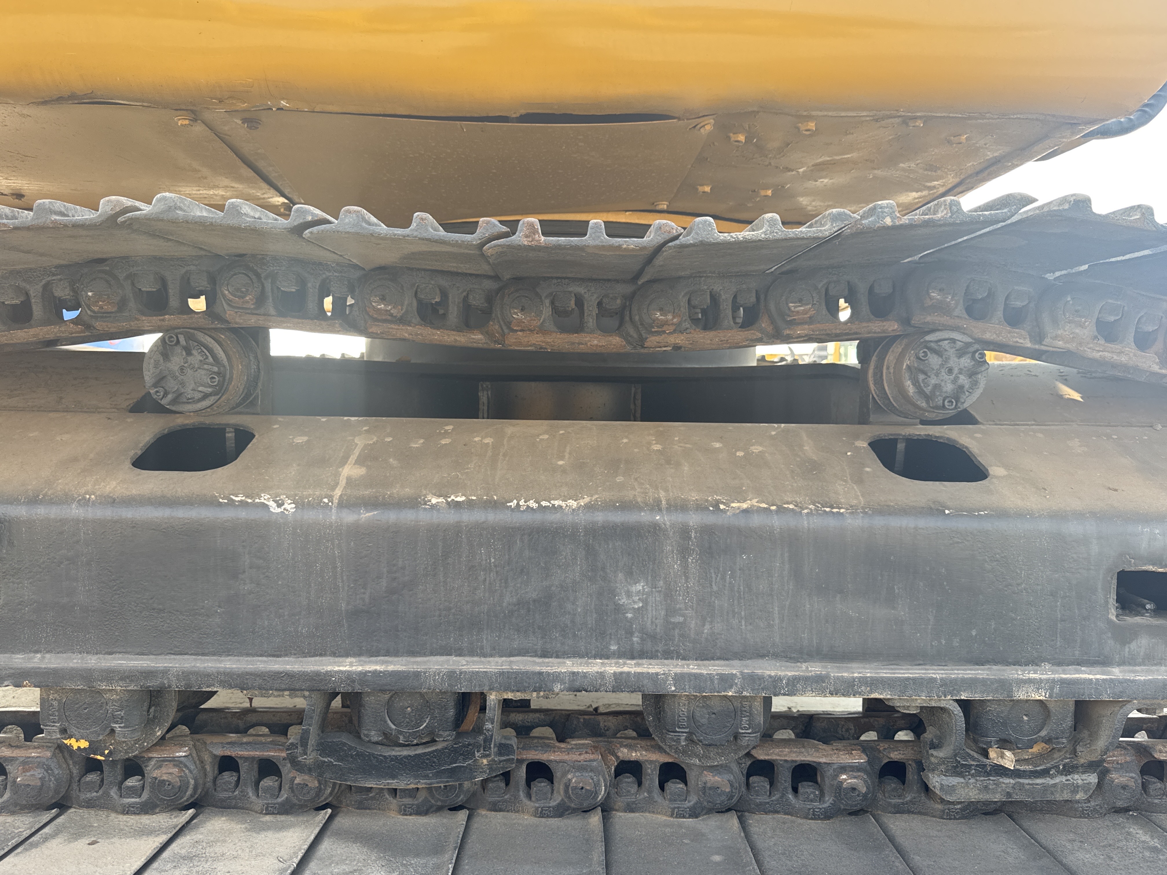MDX-011-Cat-323D3-Medium-excavators-inspection-Undercarriage-Right-carrier-rollers-2