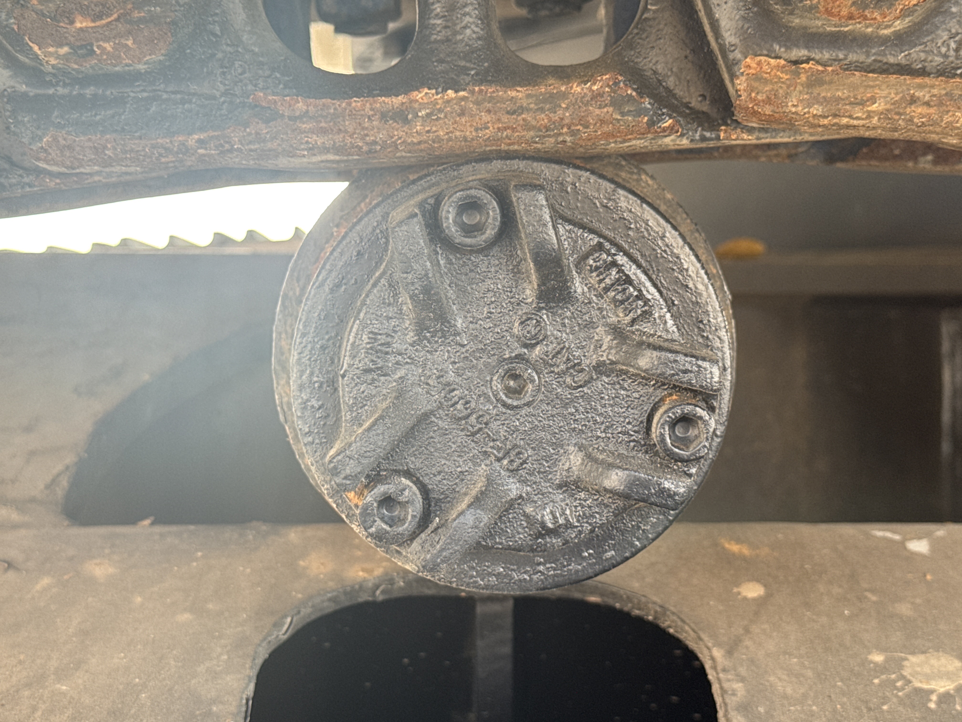 MDX-011-Cat-323D3-Medium-excavators-inspection-Undercarriage-Right-carrier-rollers-2