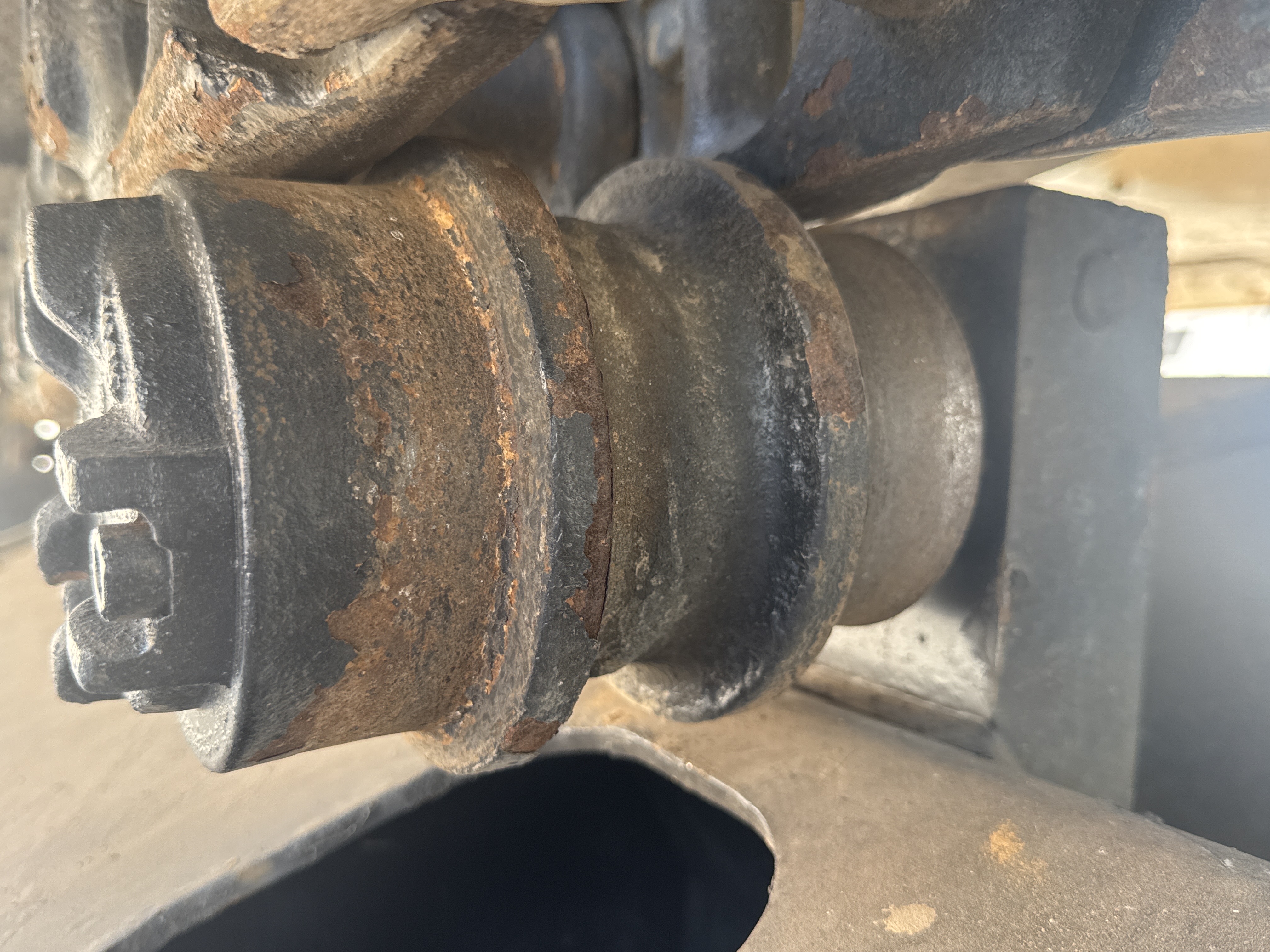 MDX-011-Cat-323D3-Medium-excavators-inspection-Undercarriage-Right-carrier-rollers-2