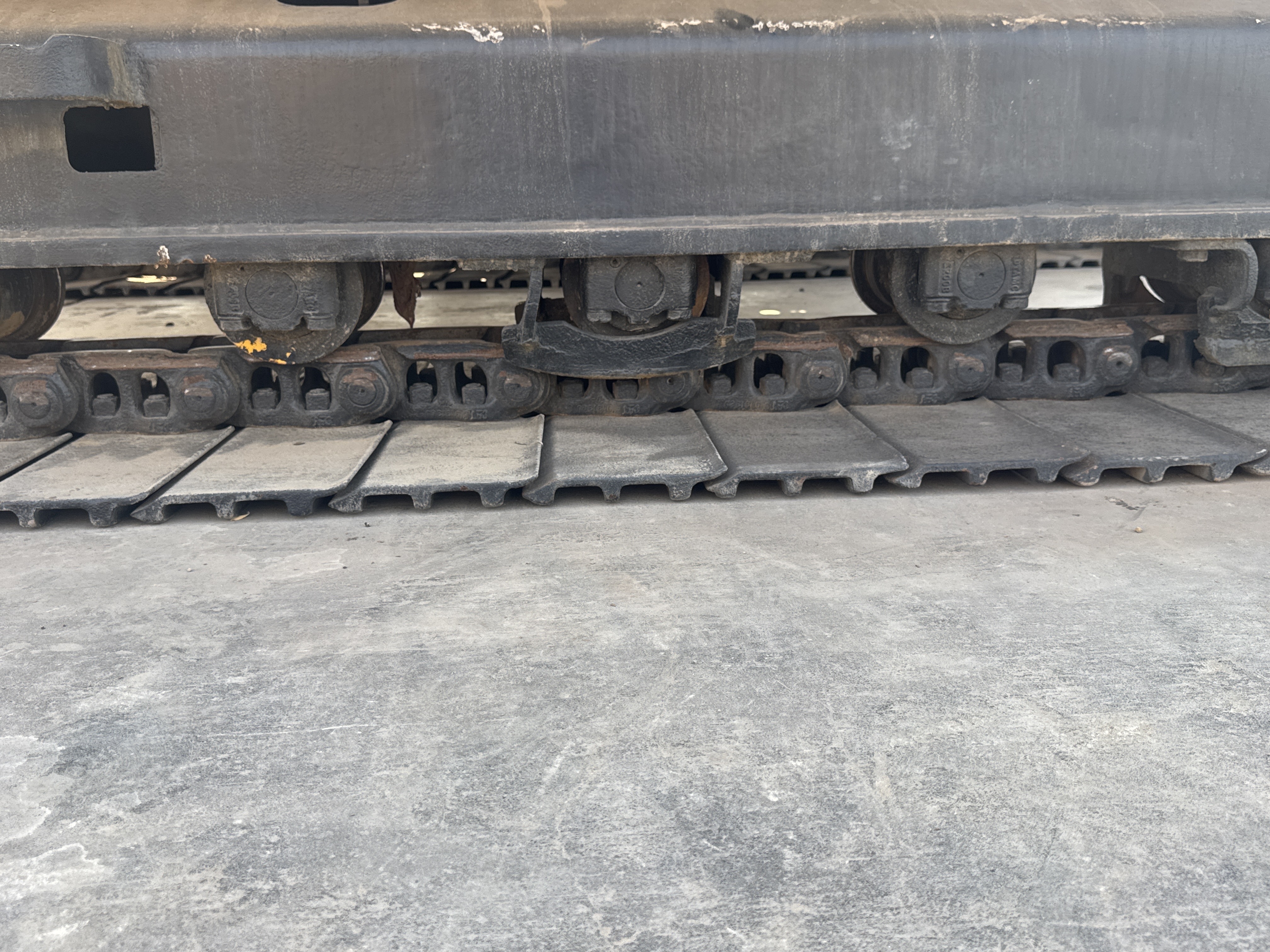 MDX-011-Cat-323D3-Medium-excavators-inspection-Undercarriage-Right-track-rollers-2