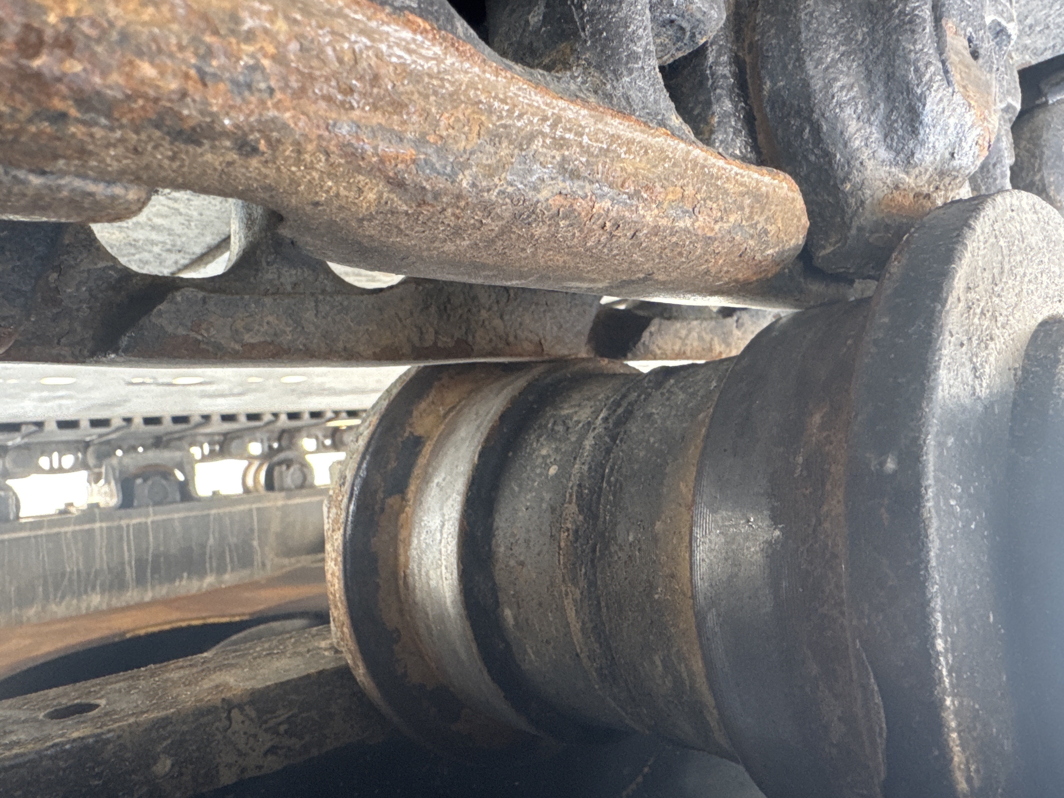 MDX-011-Cat-323D3-Medium-excavators-inspection-Undercarriage-Right-track-rollers-2