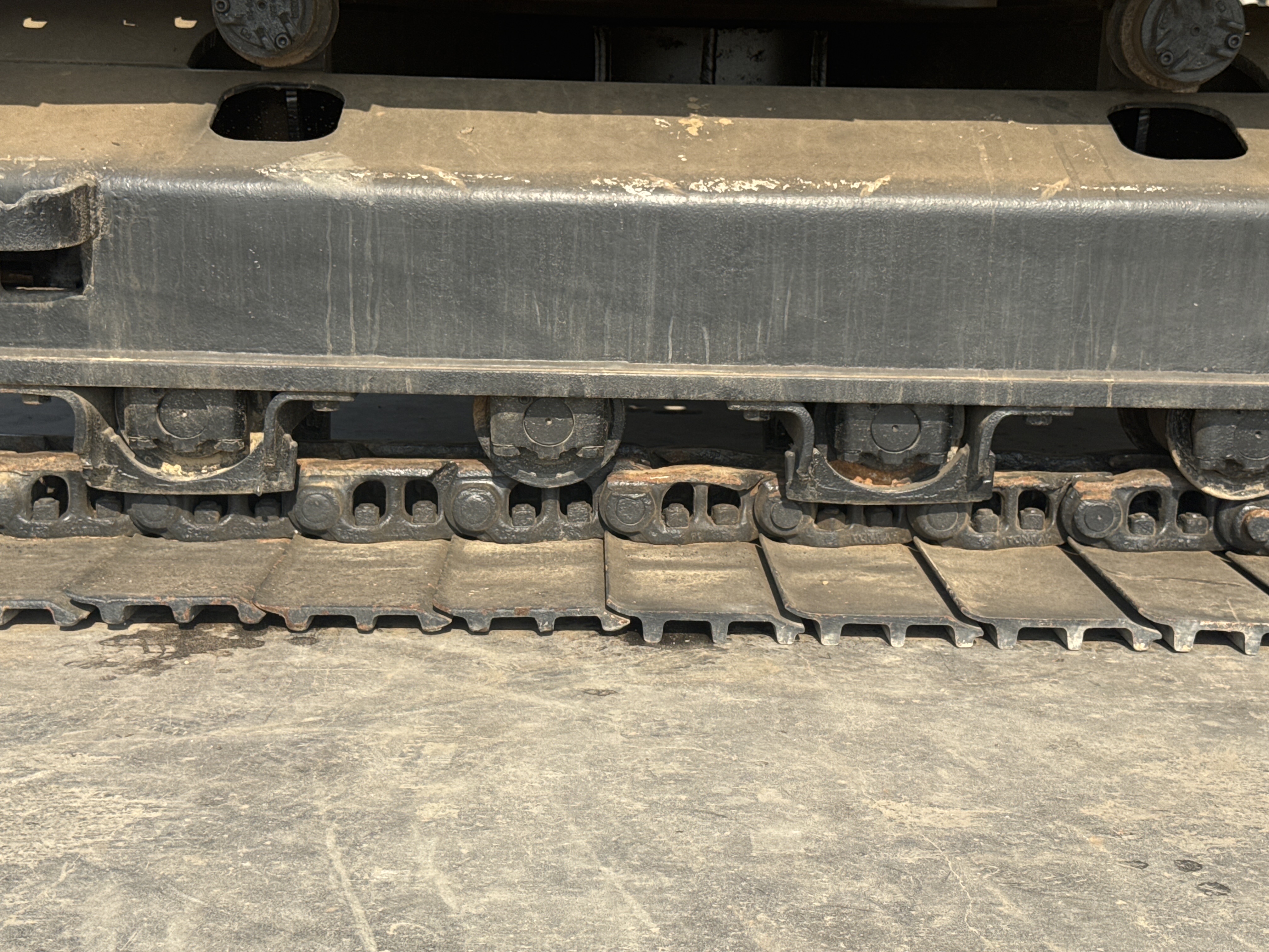 MDX-011-Cat-323D3-Medium-excavators-inspection-Undercarriage-Left-track-rollers-2