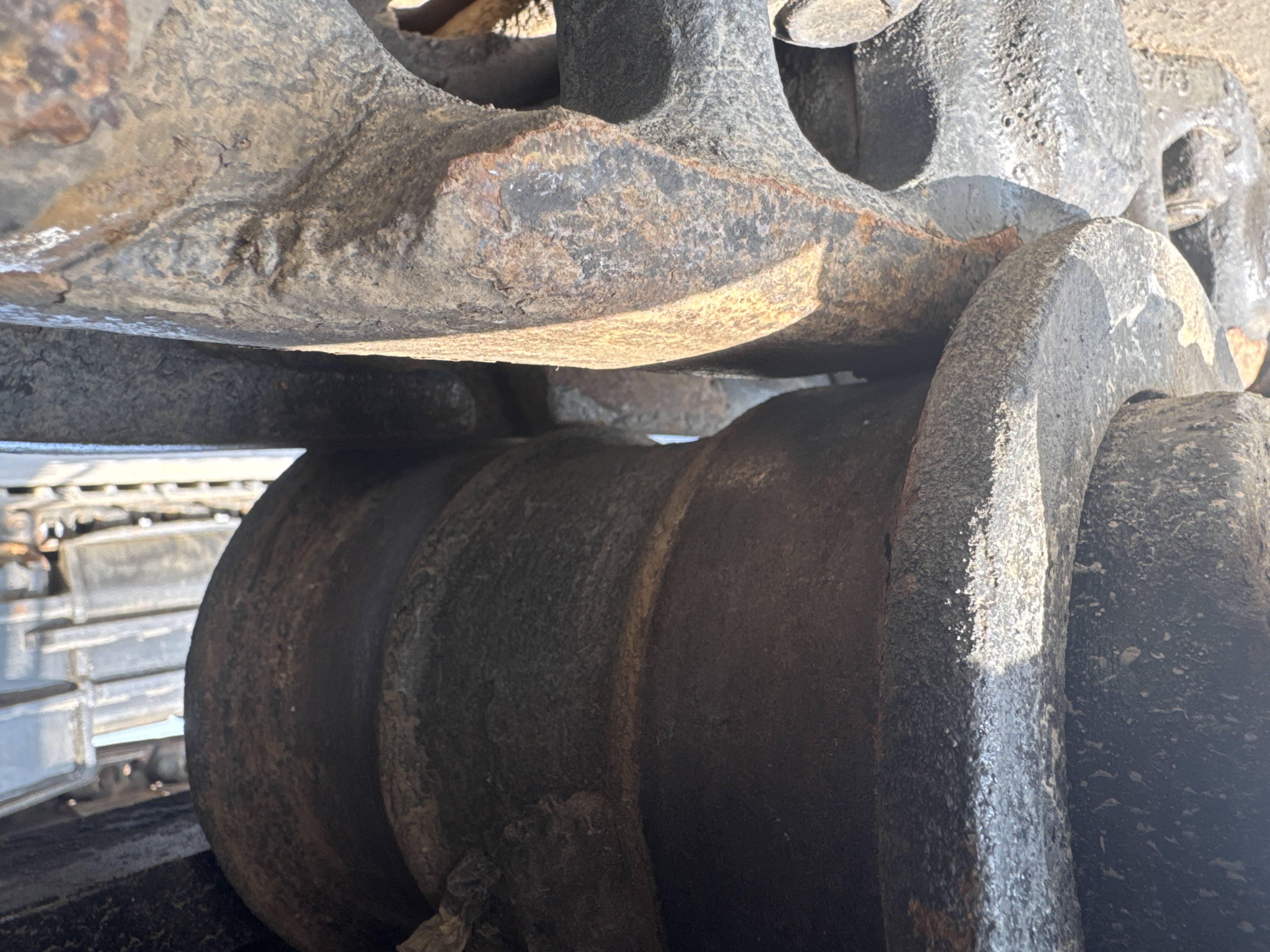 MDX-011-Cat-323D3-Medium-excavators-inspection-Undercarriage-Left-track-rollers-2