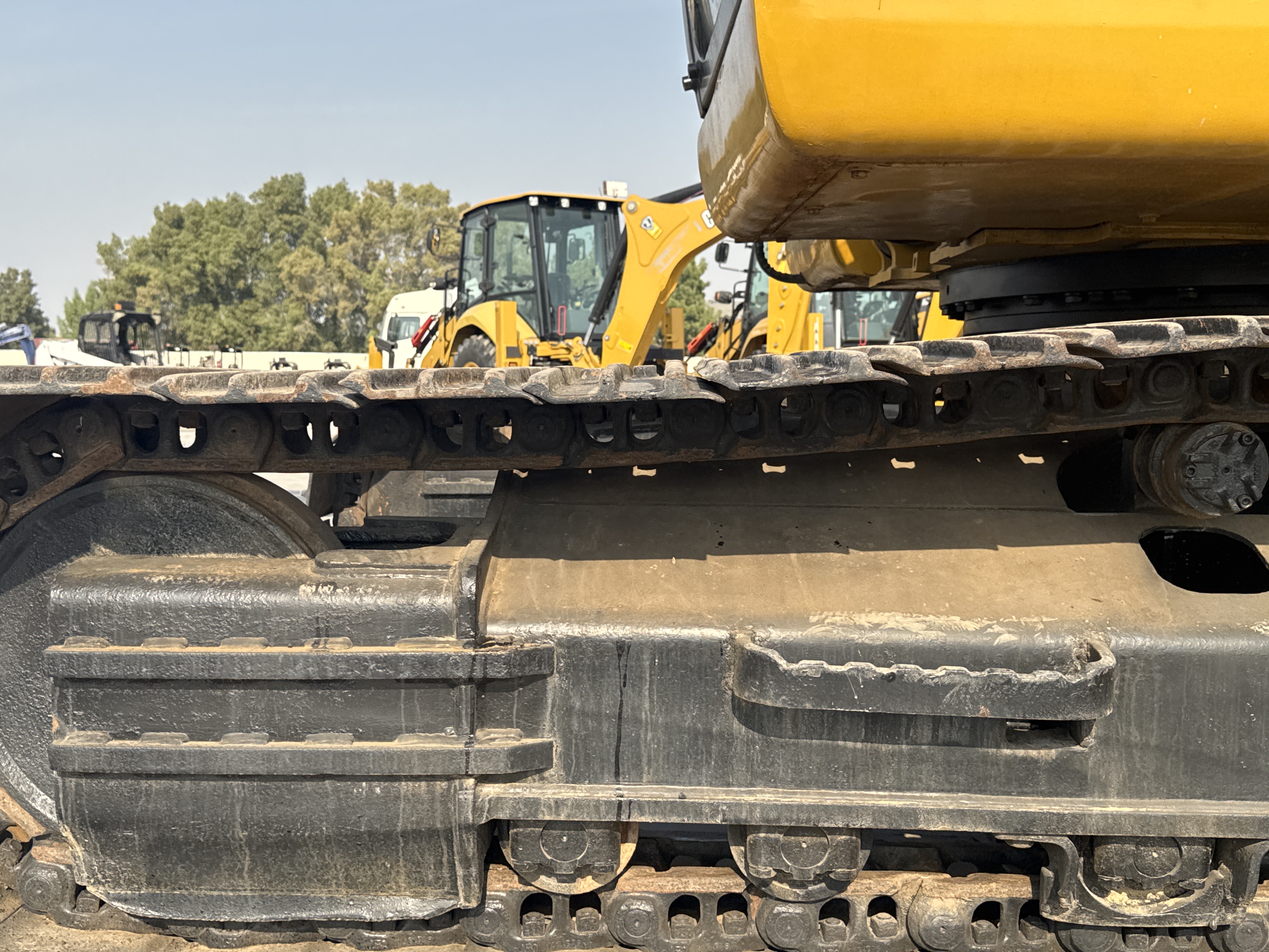 MDX-011-Cat-323D3-Medium-excavators-inspection-Undercarriage-Left-track-tensioner-2