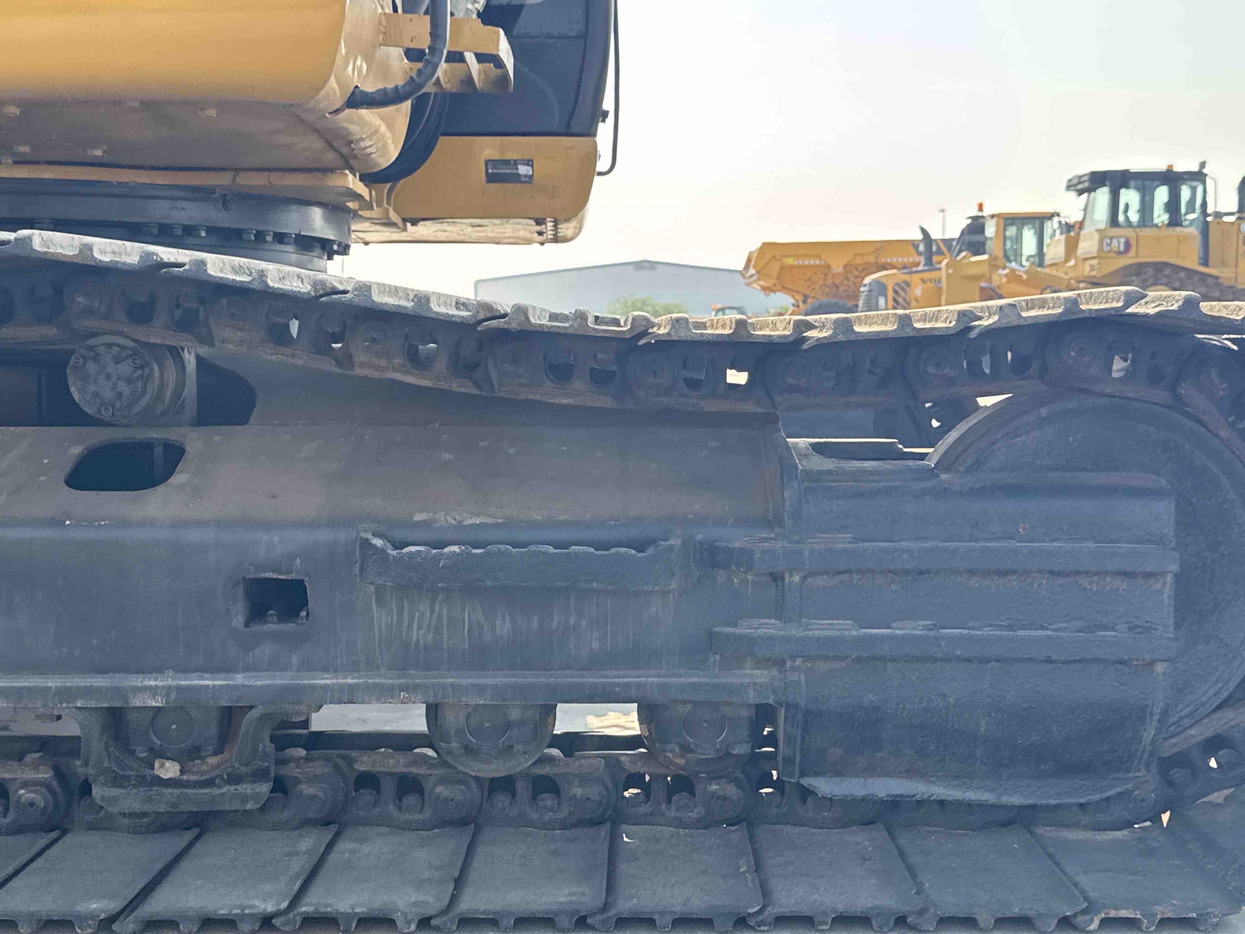 MDX-011-Cat-323D3-Medium-excavators-inspection-Undercarriage-Right-track-tensioner-2
