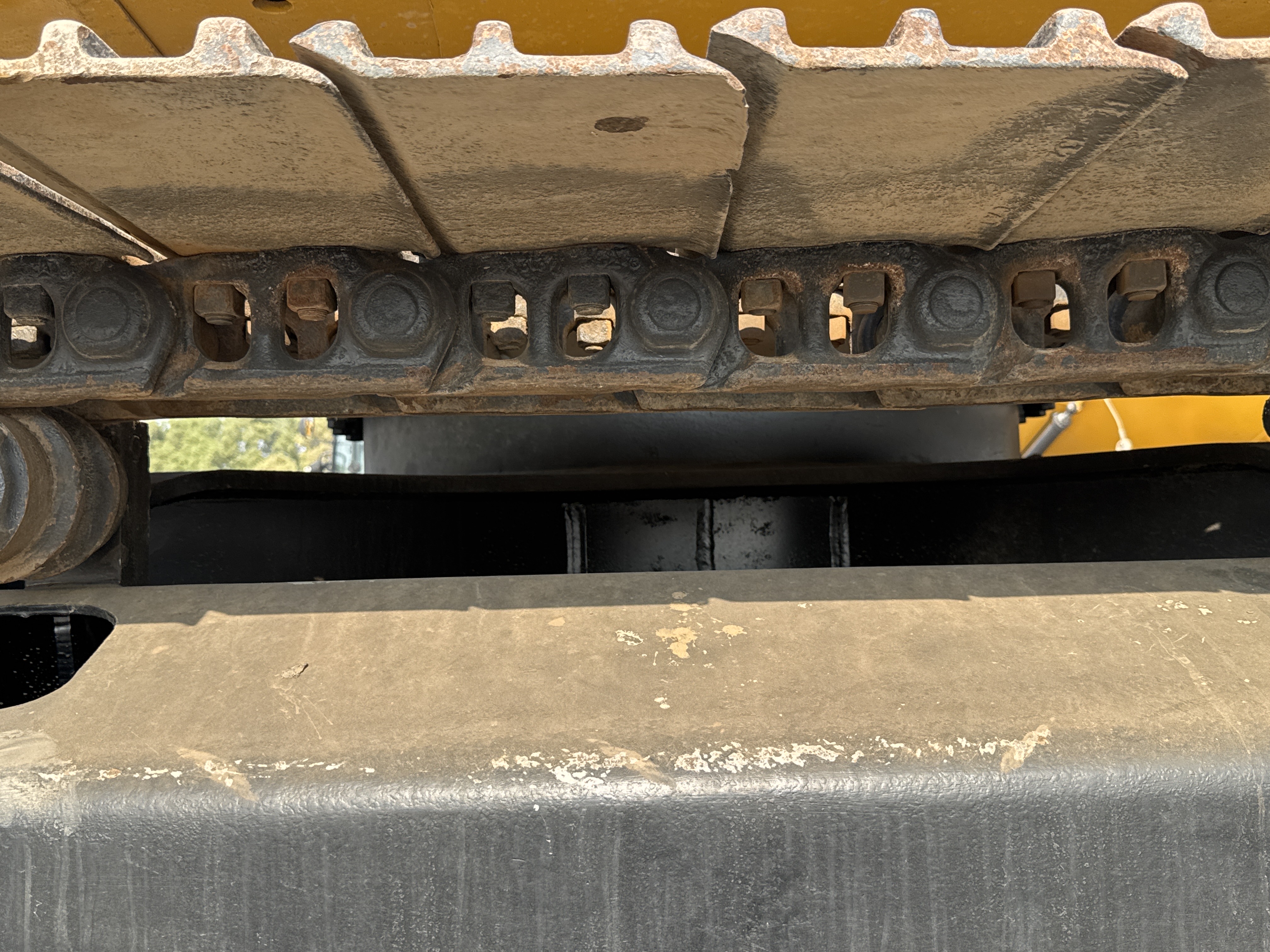 MDX-011-Cat-323D3-Medium-excavators-inspection-Undercarriage-Left-track-chain-2