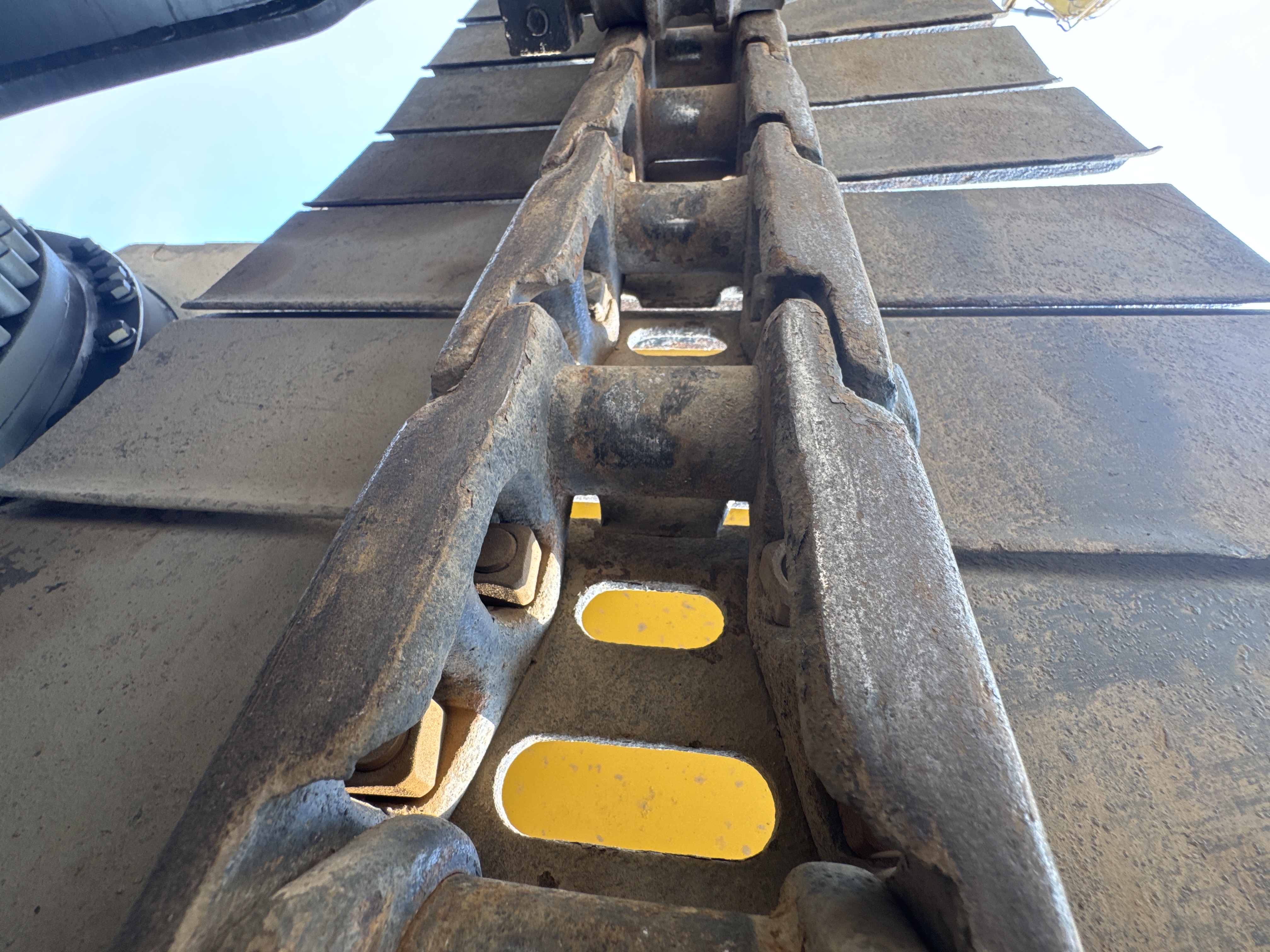MDX-011-Cat-323D3-Medium-excavators-inspection-Undercarriage-Left-track-chain-2