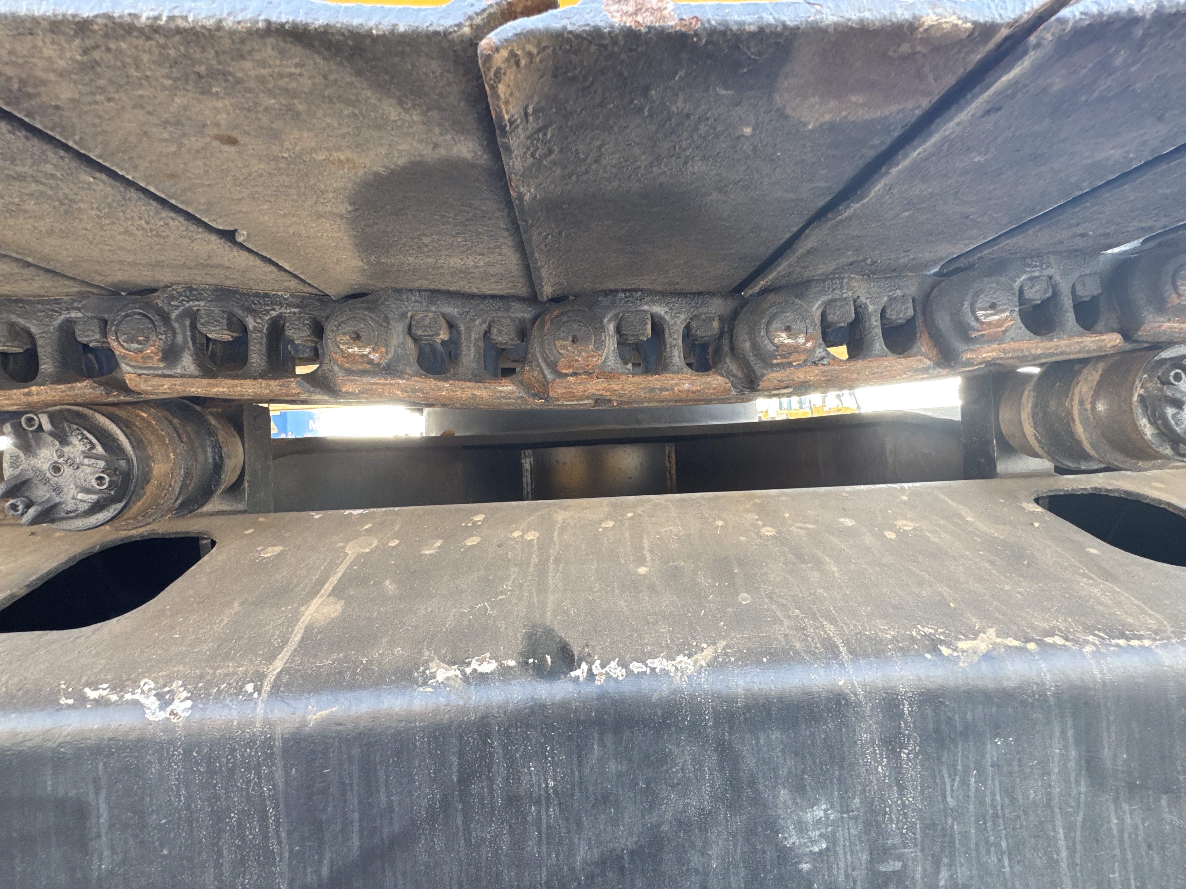 MDX-011-Cat-323D3-Medium-excavators-inspection-Undercarriage-Right-track-chain-2