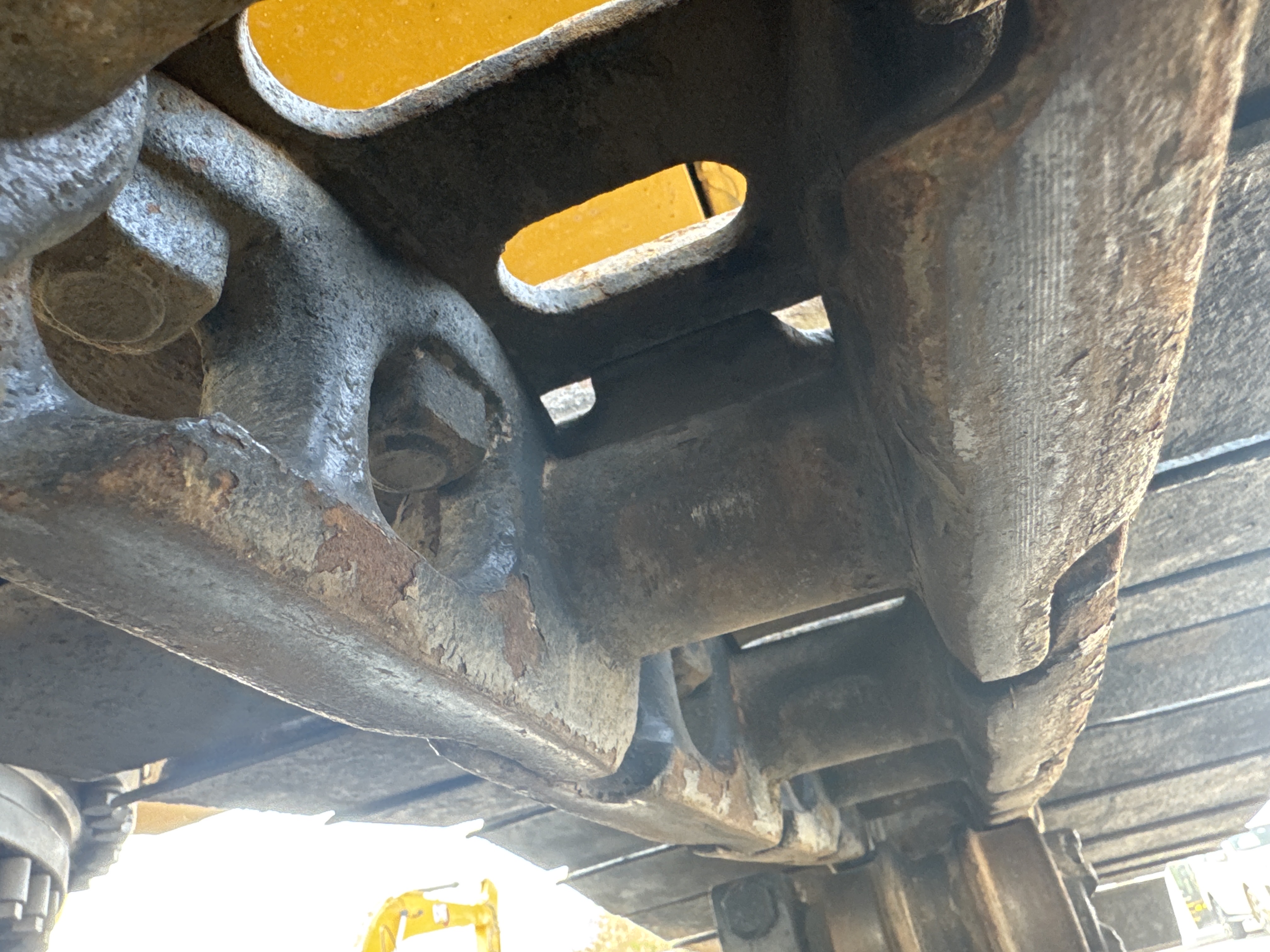 MDX-011-Cat-323D3-Medium-excavators-inspection-Undercarriage-Right-track-chain-2