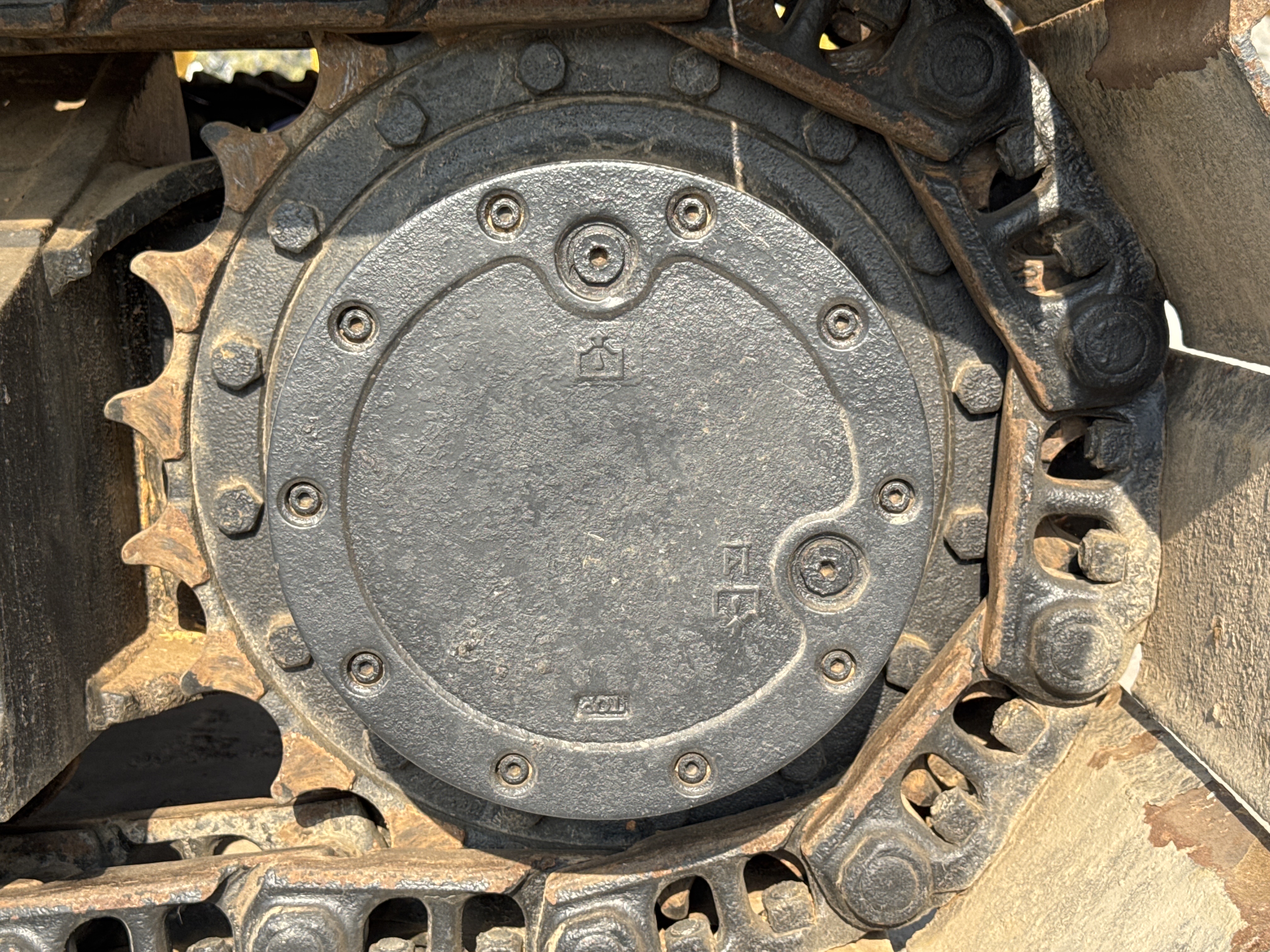MDX-011-Cat-323D3-Medium-excavators-inspection-Undercarriage-Final-drive-2