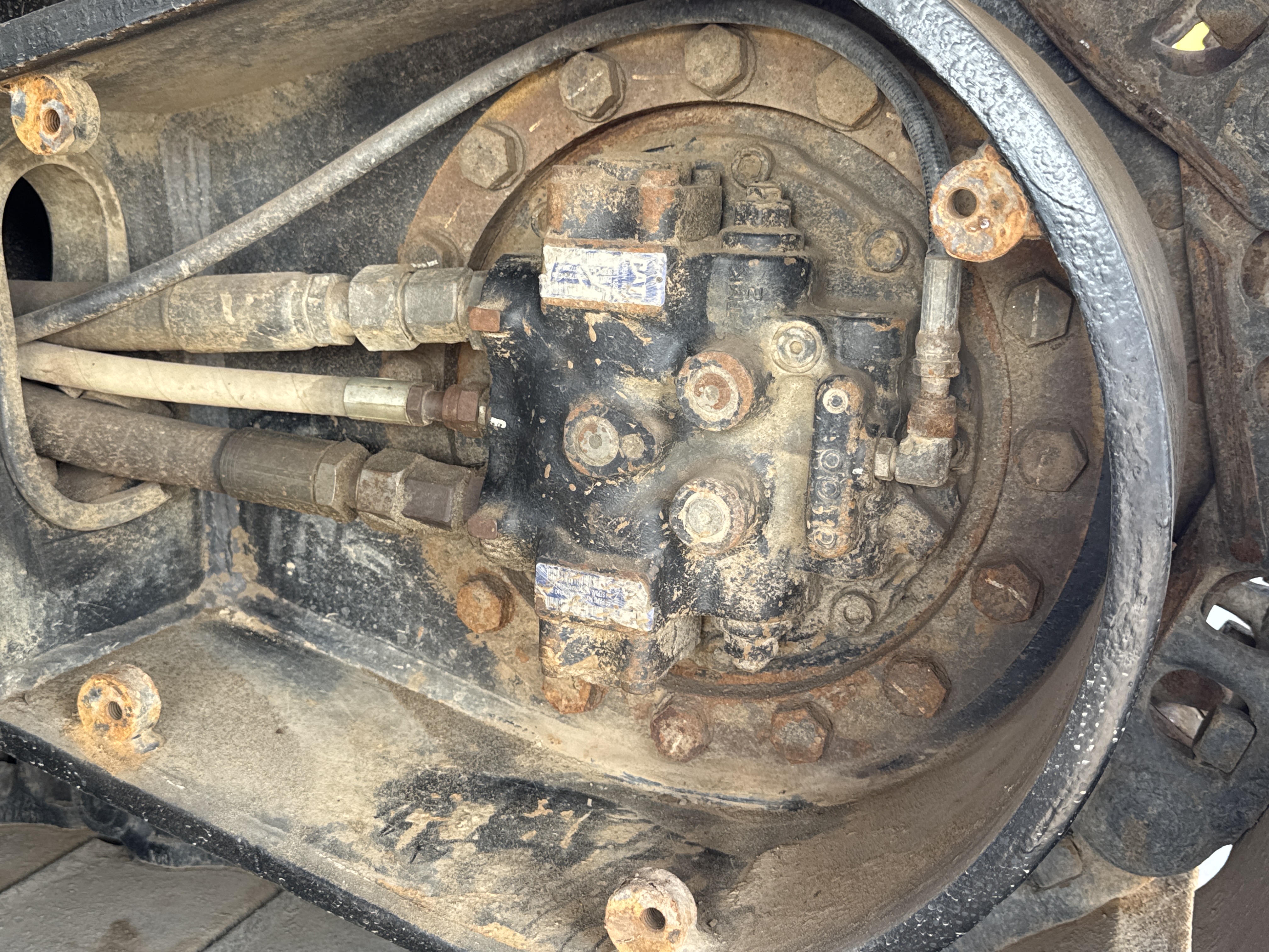 MDX-011-Cat-323D3-Medium-excavators-inspection-Undercarriage-Final-drive-2