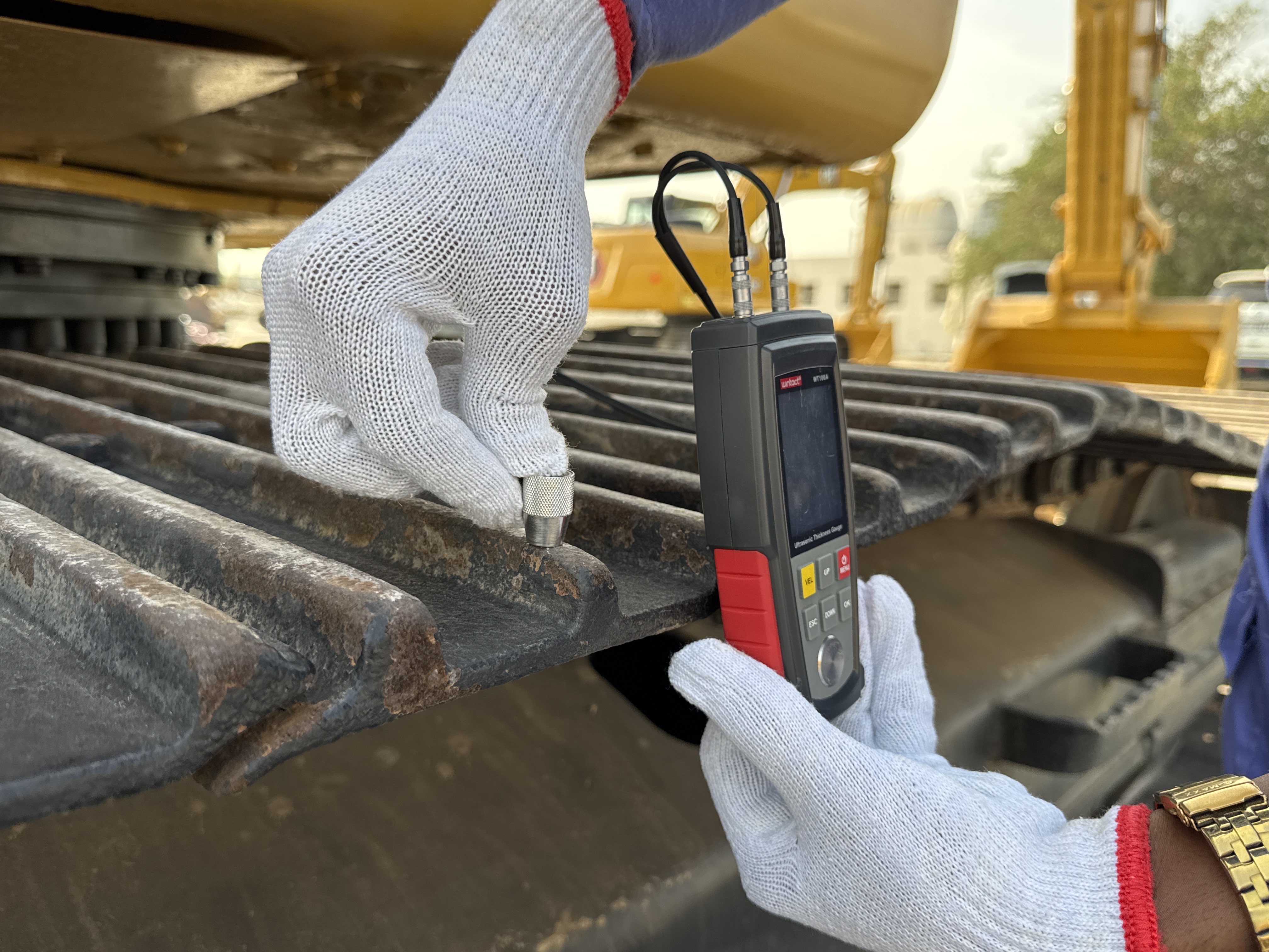 MDX-011-Cat-323D3-Medium-excavators-inspection-Undercarriage-Right-grouser-height-2