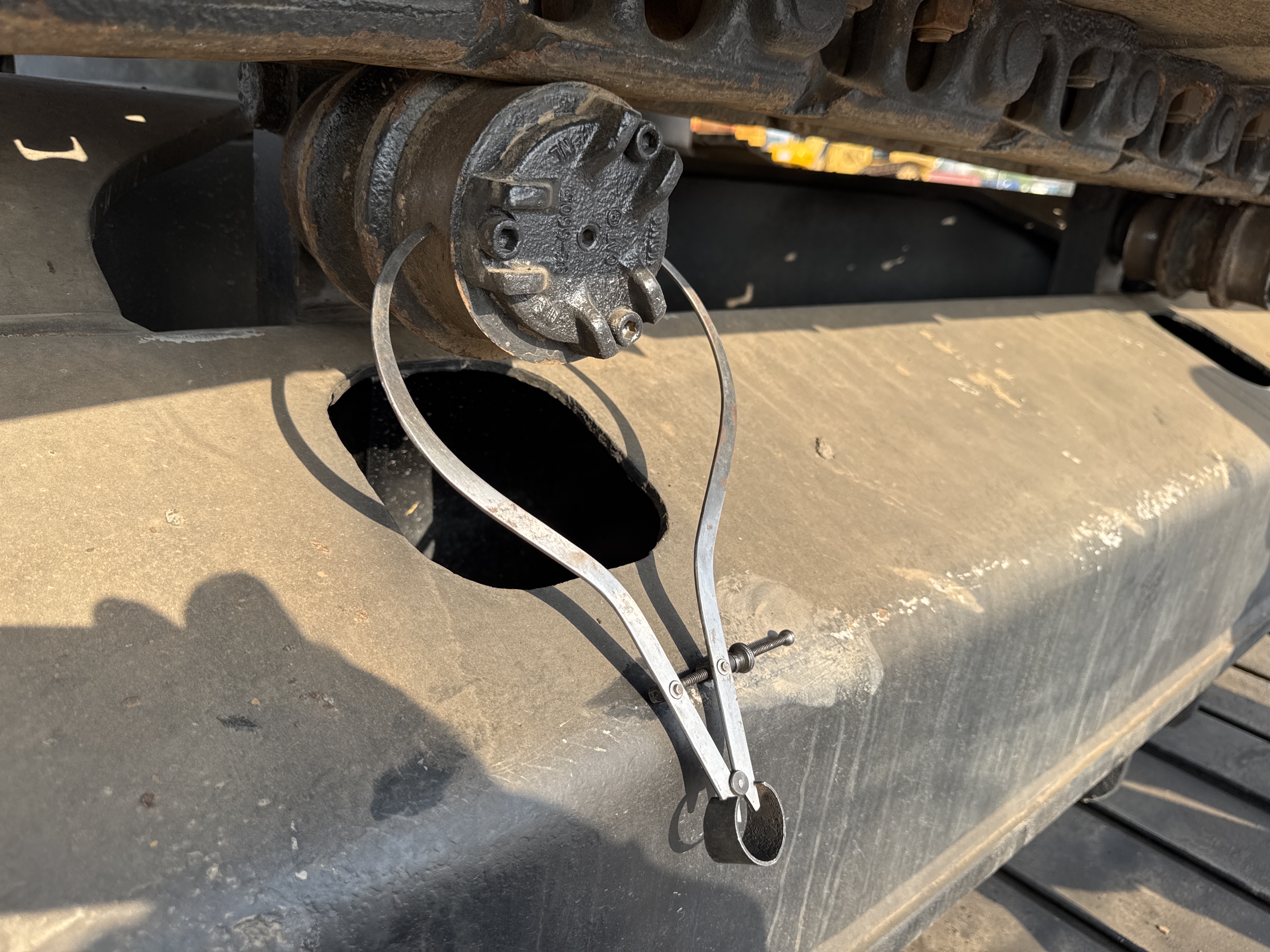 MDX-011-Cat-323D3-Medium-excavators-inspection-Undercarriage-Left-carrier-rollers-4