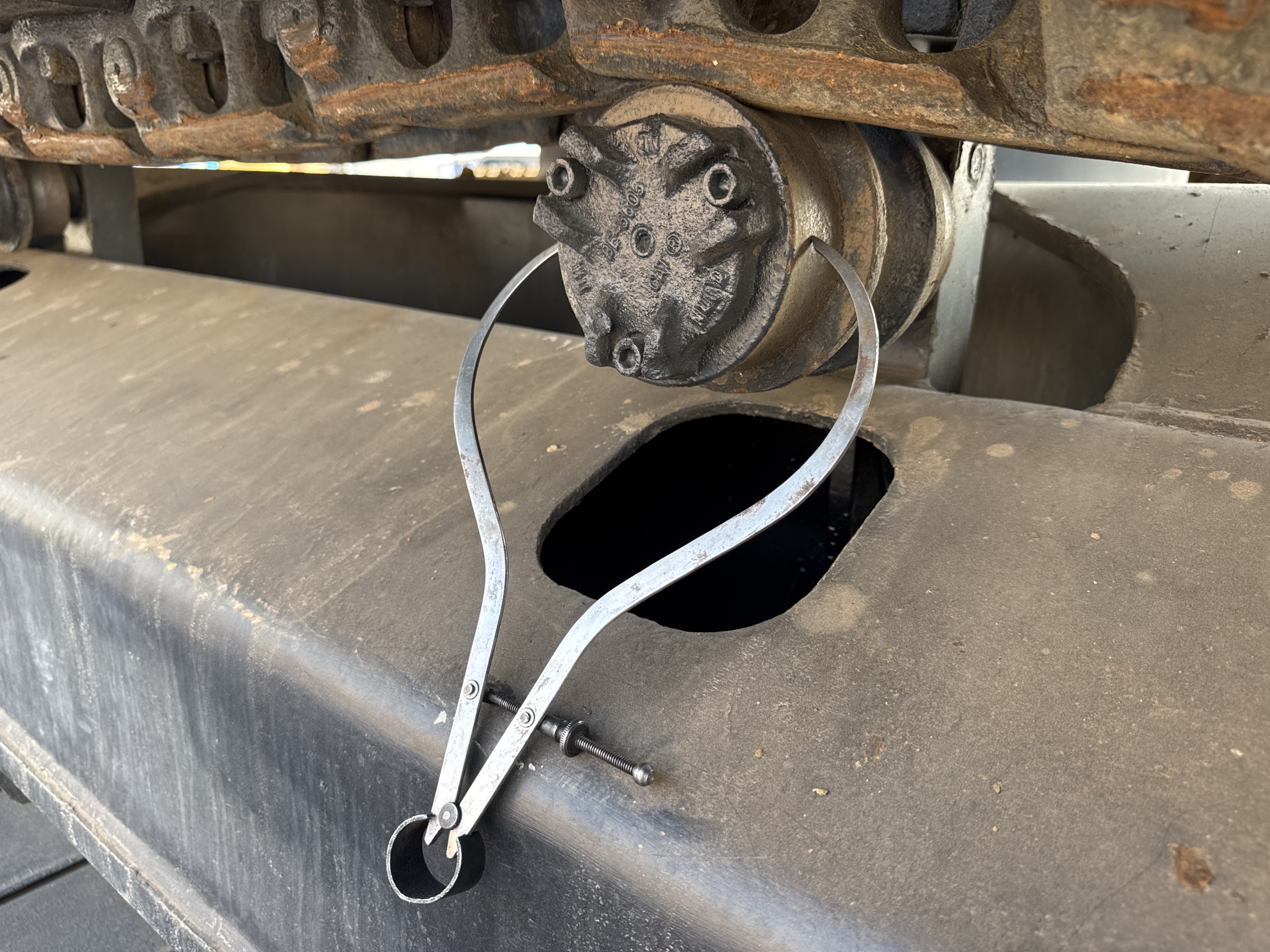 MDX-011-Cat-323D3-Medium-excavators-inspection-Undercarriage-Right-carrier-rollers-4