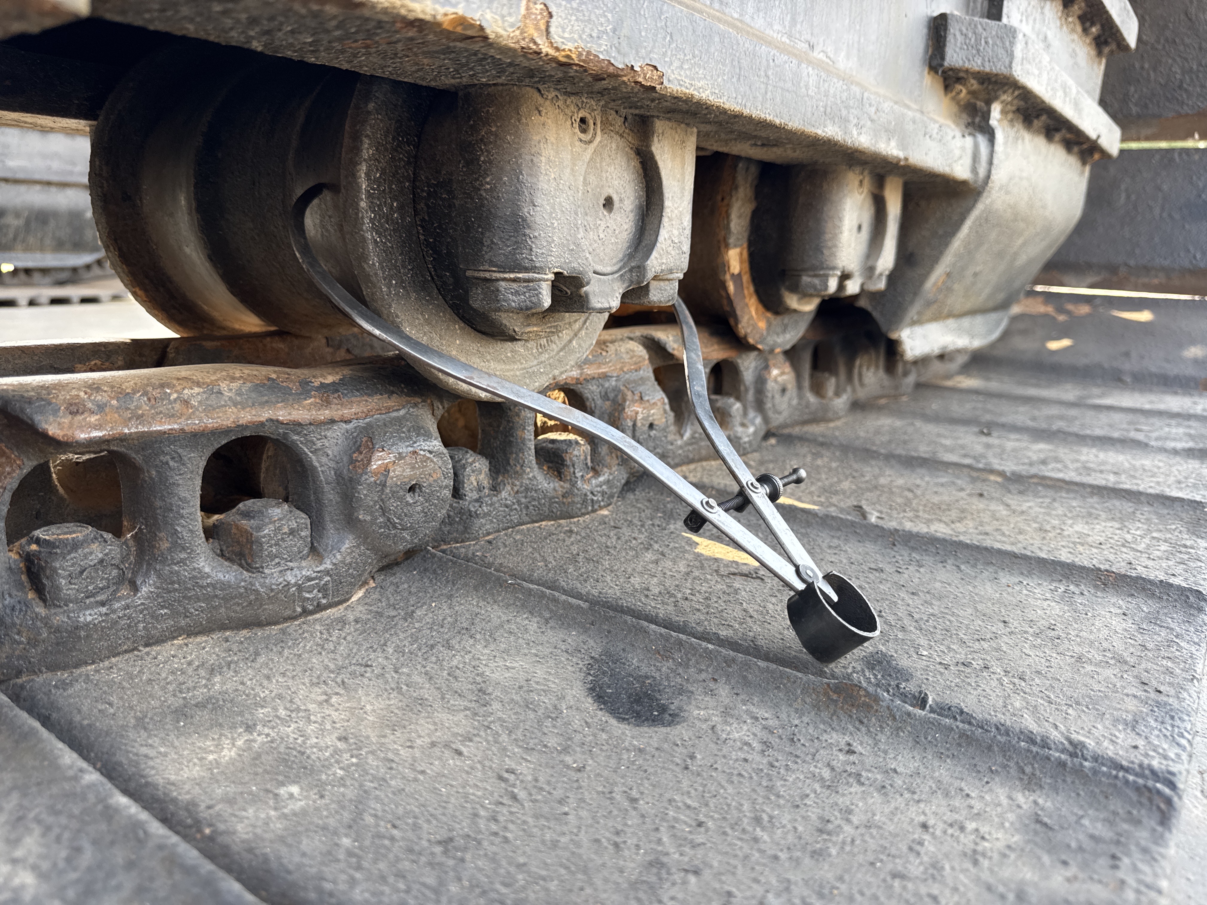 MDX-011-Cat-323D3-Medium-excavators-inspection-Undercarriage-Right-track-rollers-4