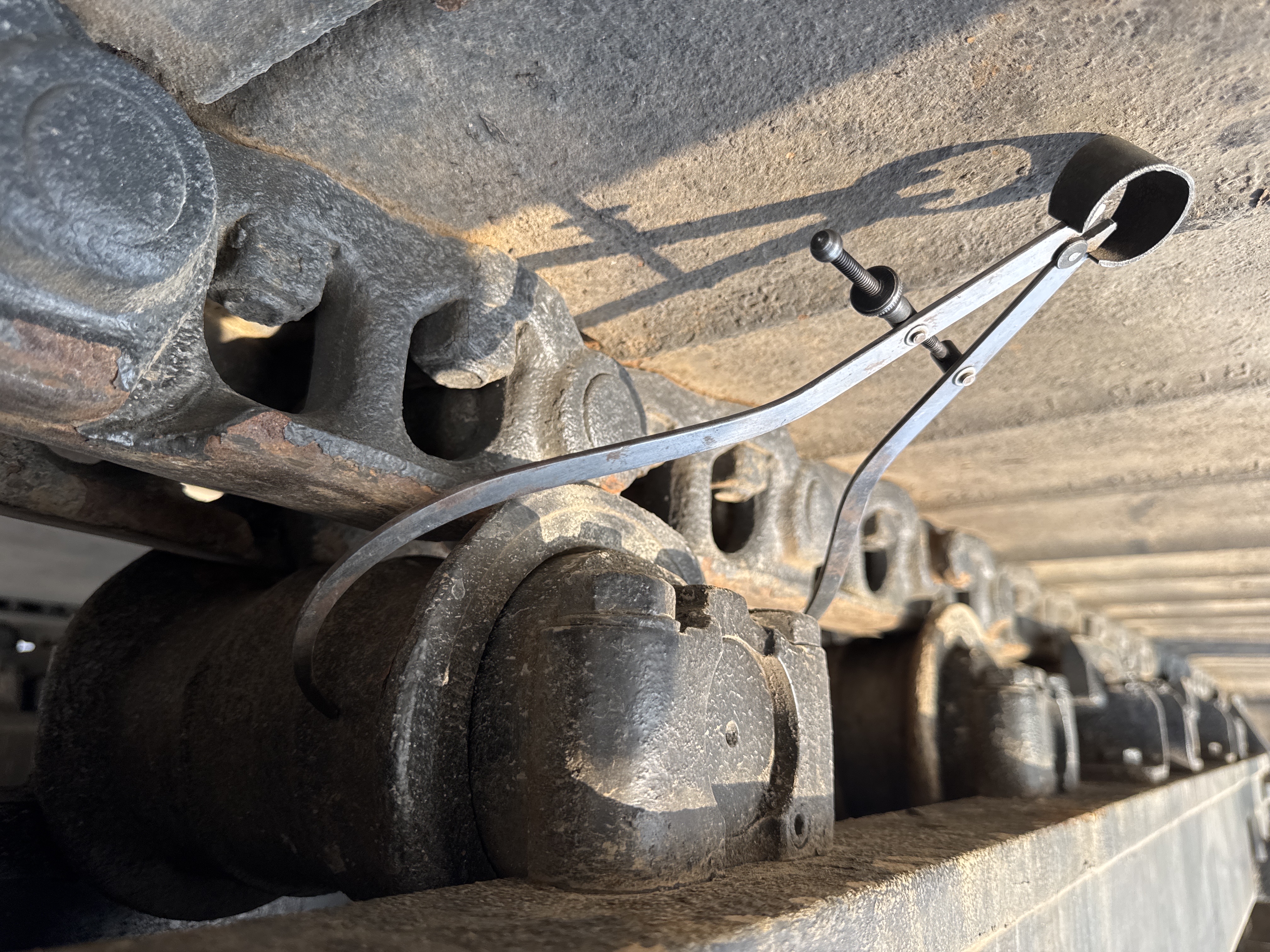 MDX-011-Cat-323D3-Medium-excavators-inspection-Undercarriage-Left-track-rollers-5