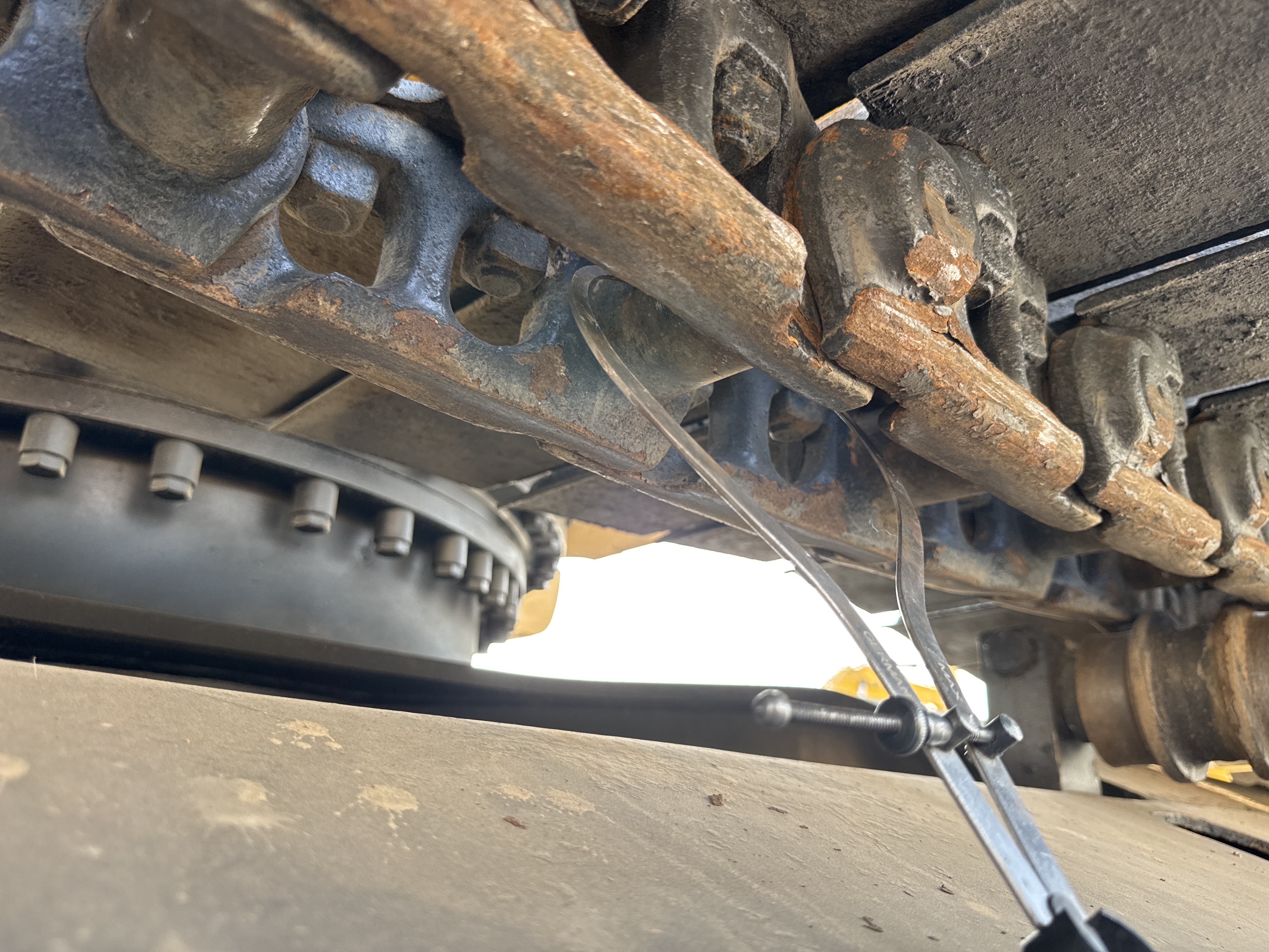 MDX-011-Cat-323D3-Medium-excavators-inspection-Undercarriage-Right-track-chain-3