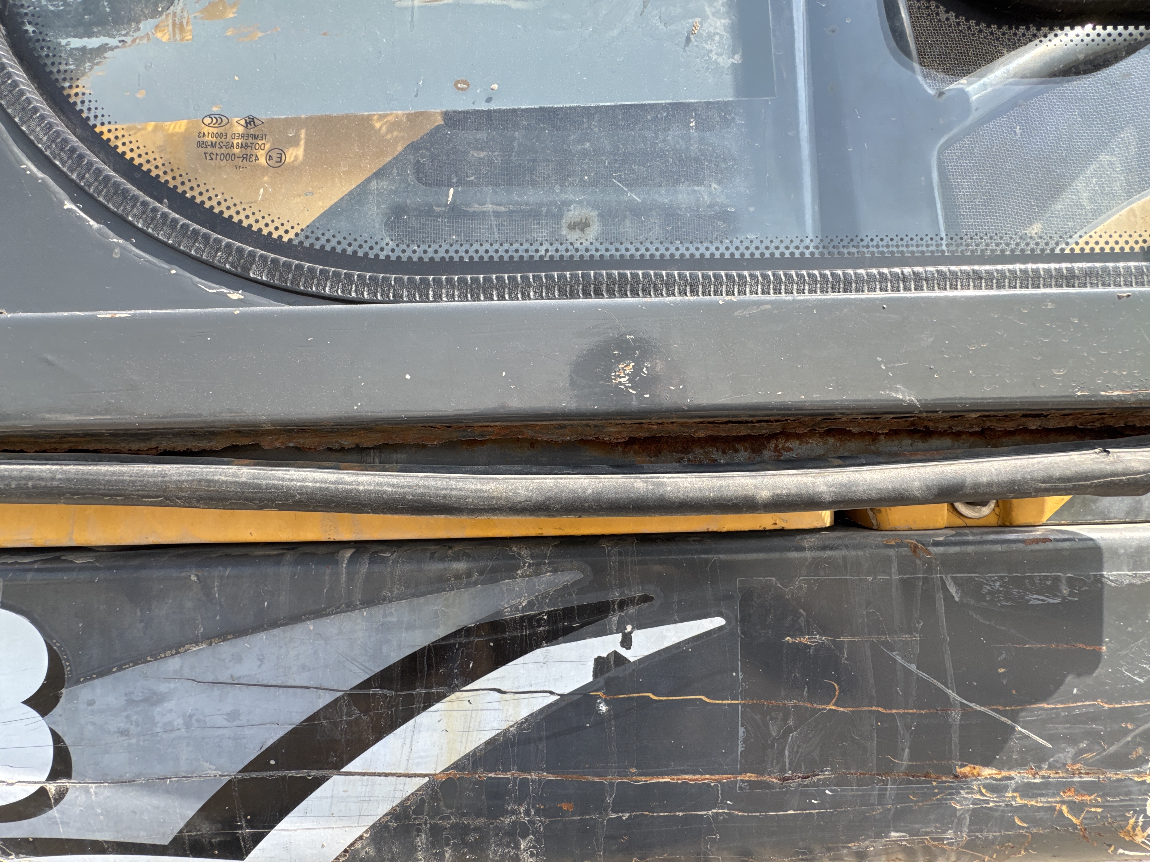 MNX-006-Yuchai-YC55-8-Mini-excavators-inspection-Structure-Doors-2