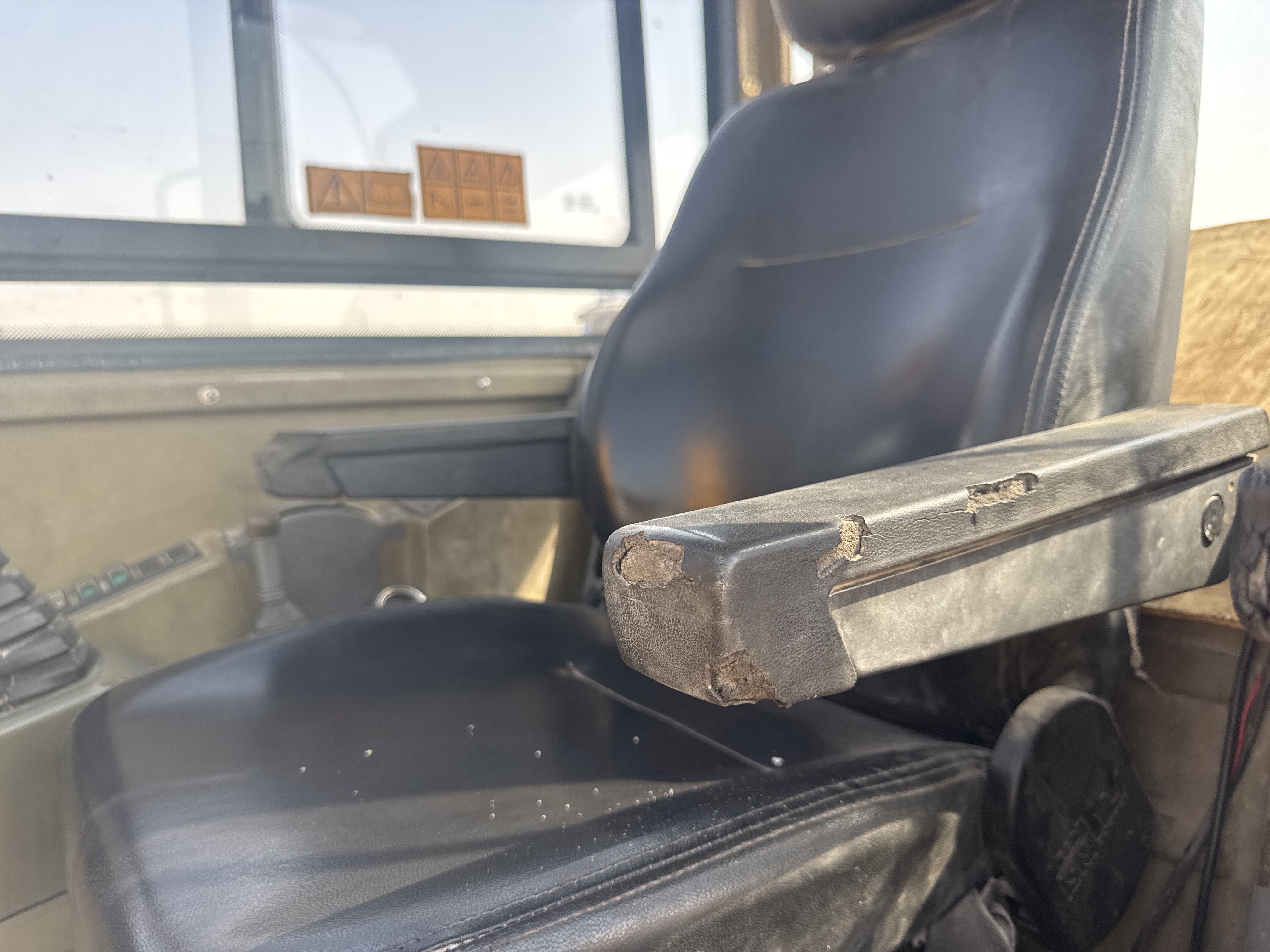 MNX-006-Yuchai-YC55-8-Mini-excavators-inspection-Cabin-Seats/armrests-2