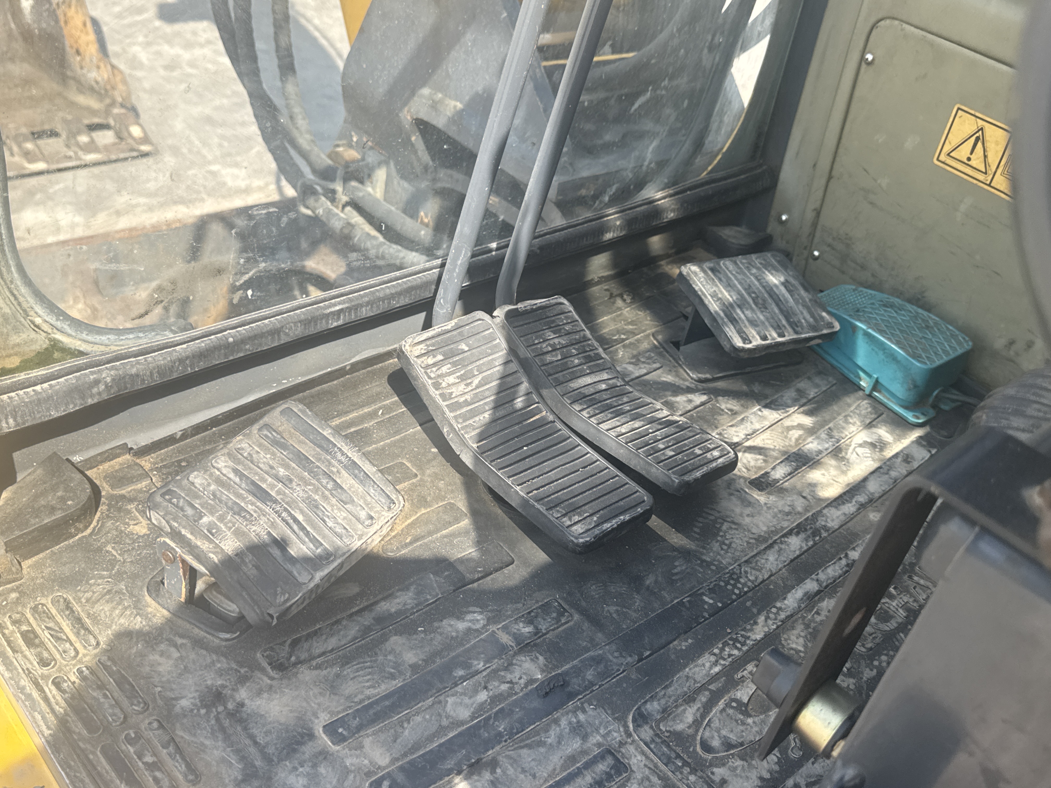 MNX-006-Yuchai-YC55-8-Mini-excavators-inspection-Cabin-Pedals-2