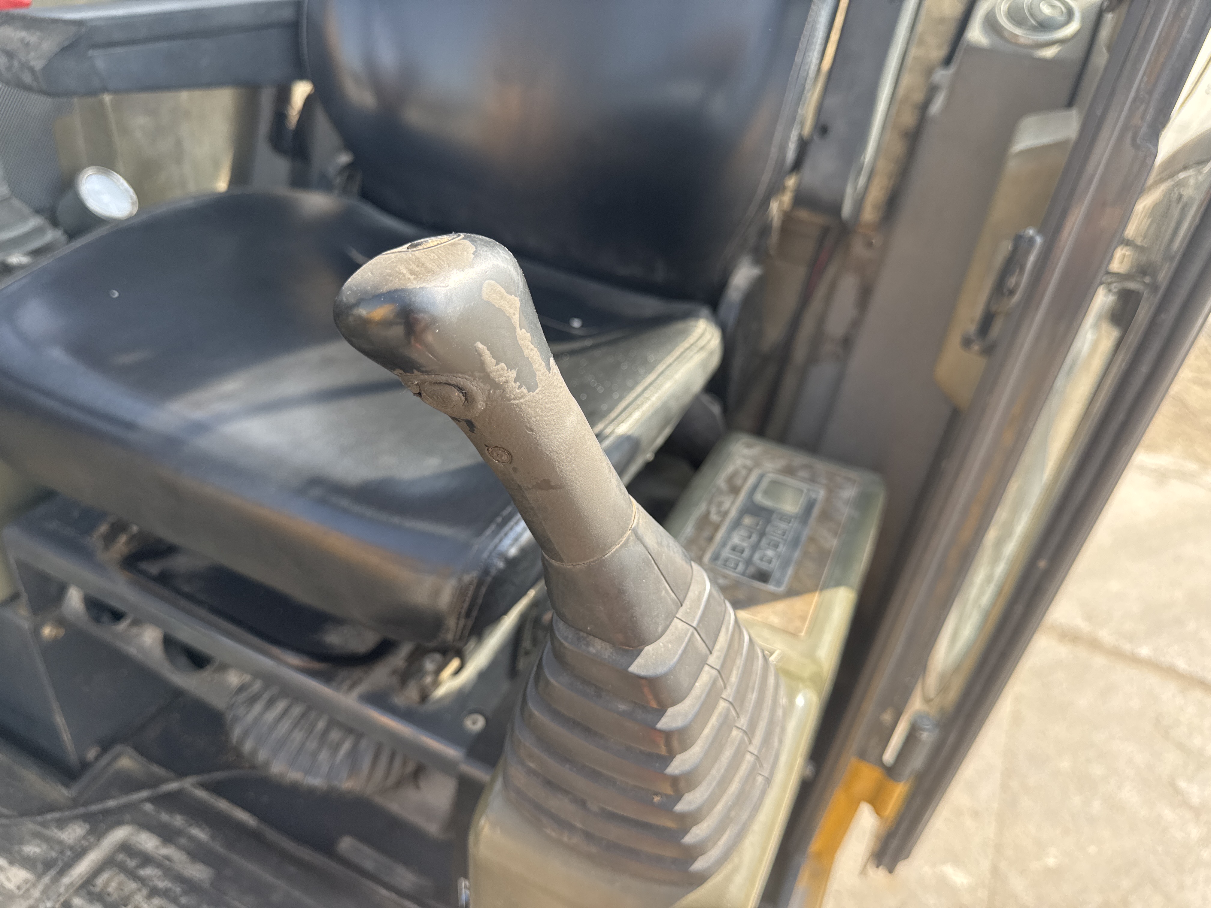 MNX-006-Yuchai-YC55-8-Mini-excavators-inspection-Cabin-Joysticks-2