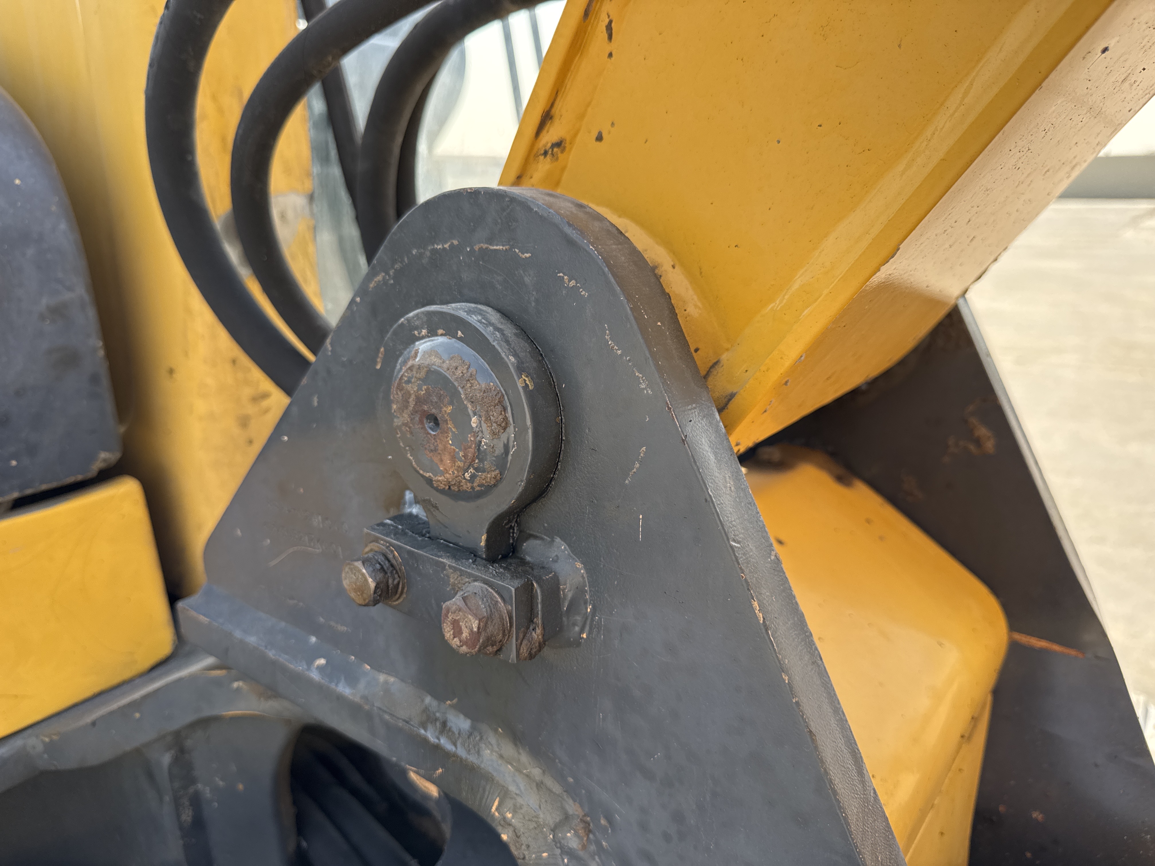 MNX-006-Yuchai-YC55-8-Mini-excavators-inspection-Chassis-Boom-base-pin-and-bushings-2