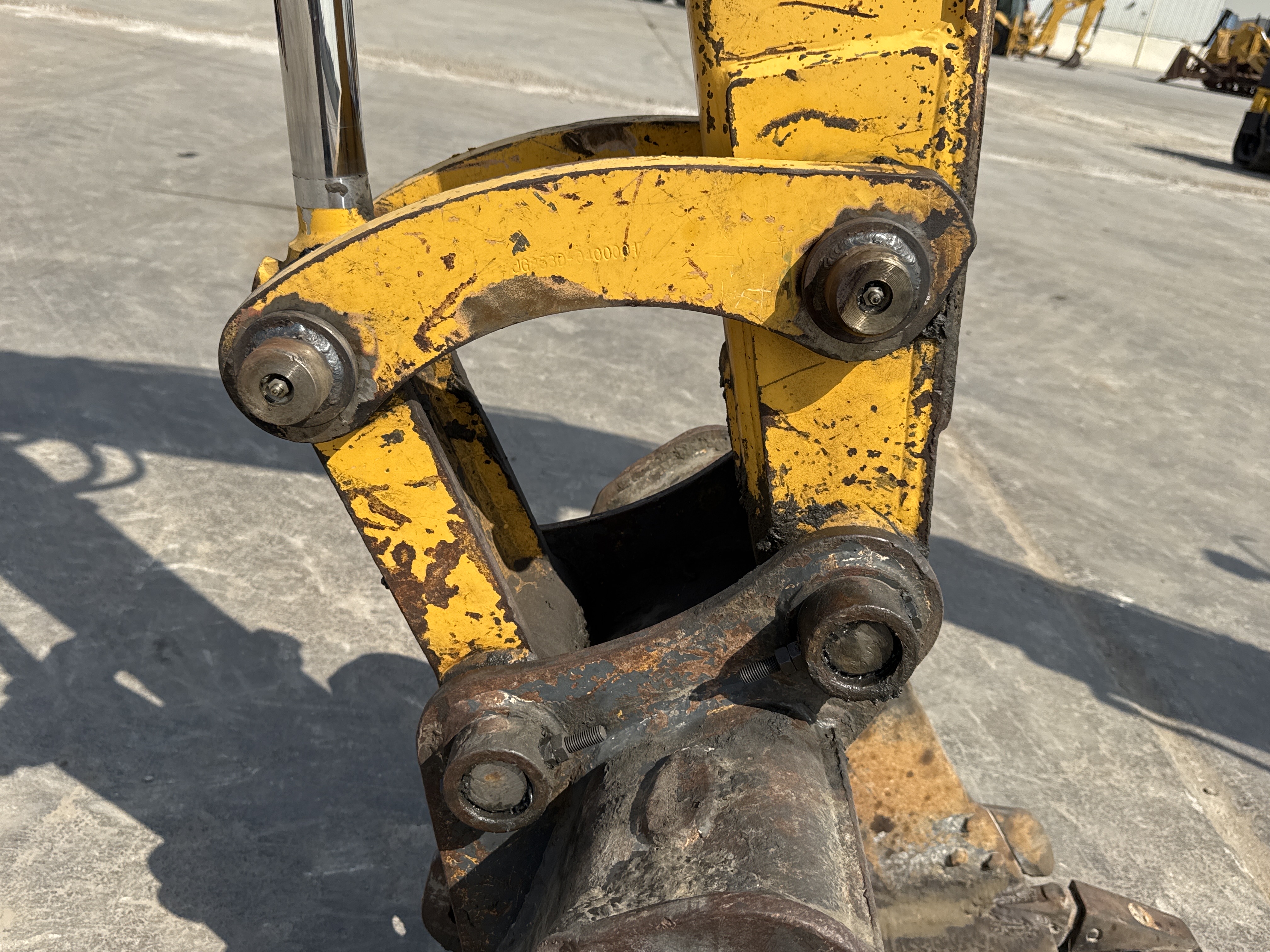 MNX-006-Yuchai-YC55-8-Mini-excavators-inspection-Chassis-Pin-and-bushings-stick-to-bucket-2
