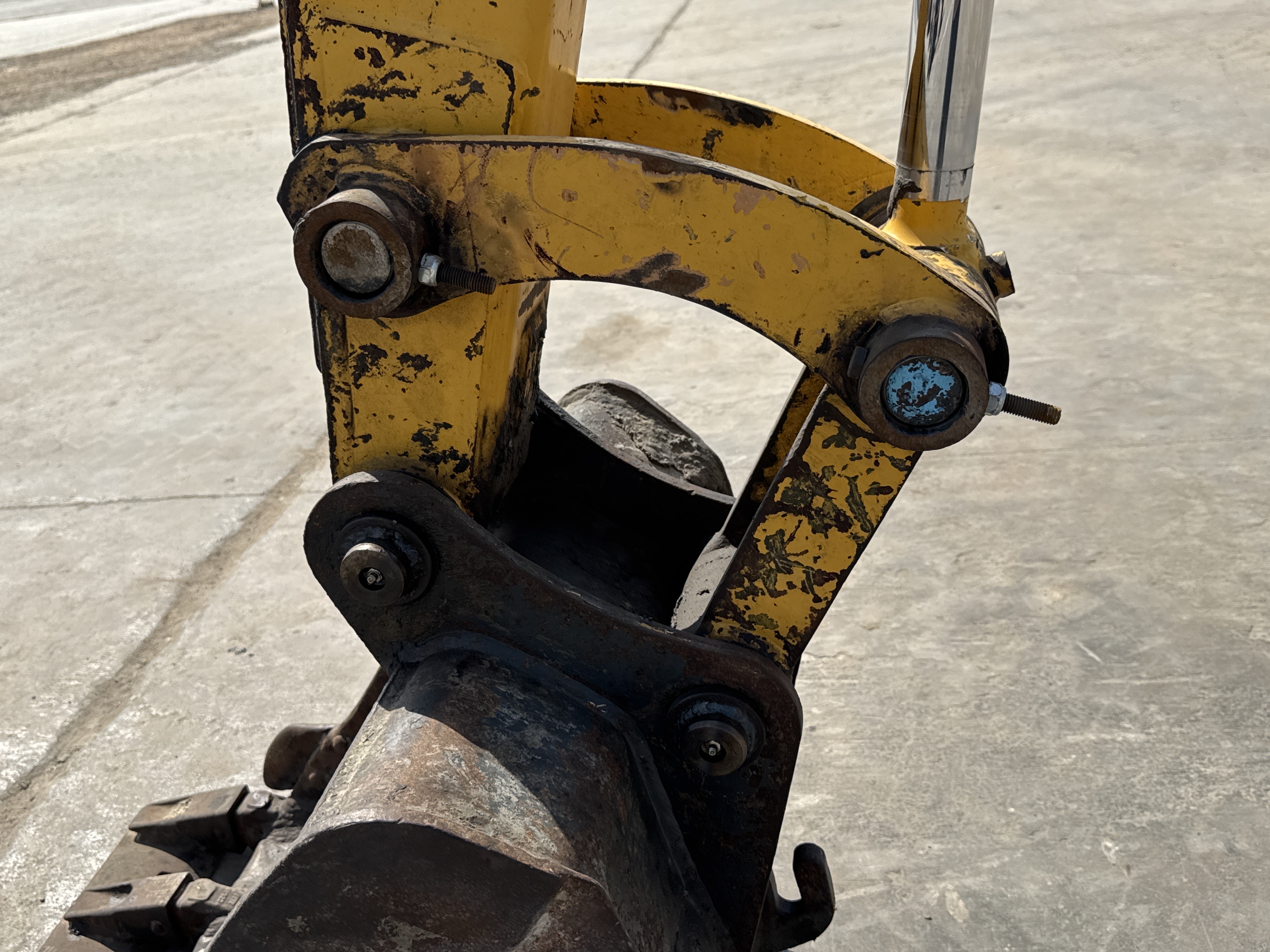MNX-006-Yuchai-YC55-8-Mini-excavators-inspection-Chassis-Pin-and-bushings-stick-to-bucket-2