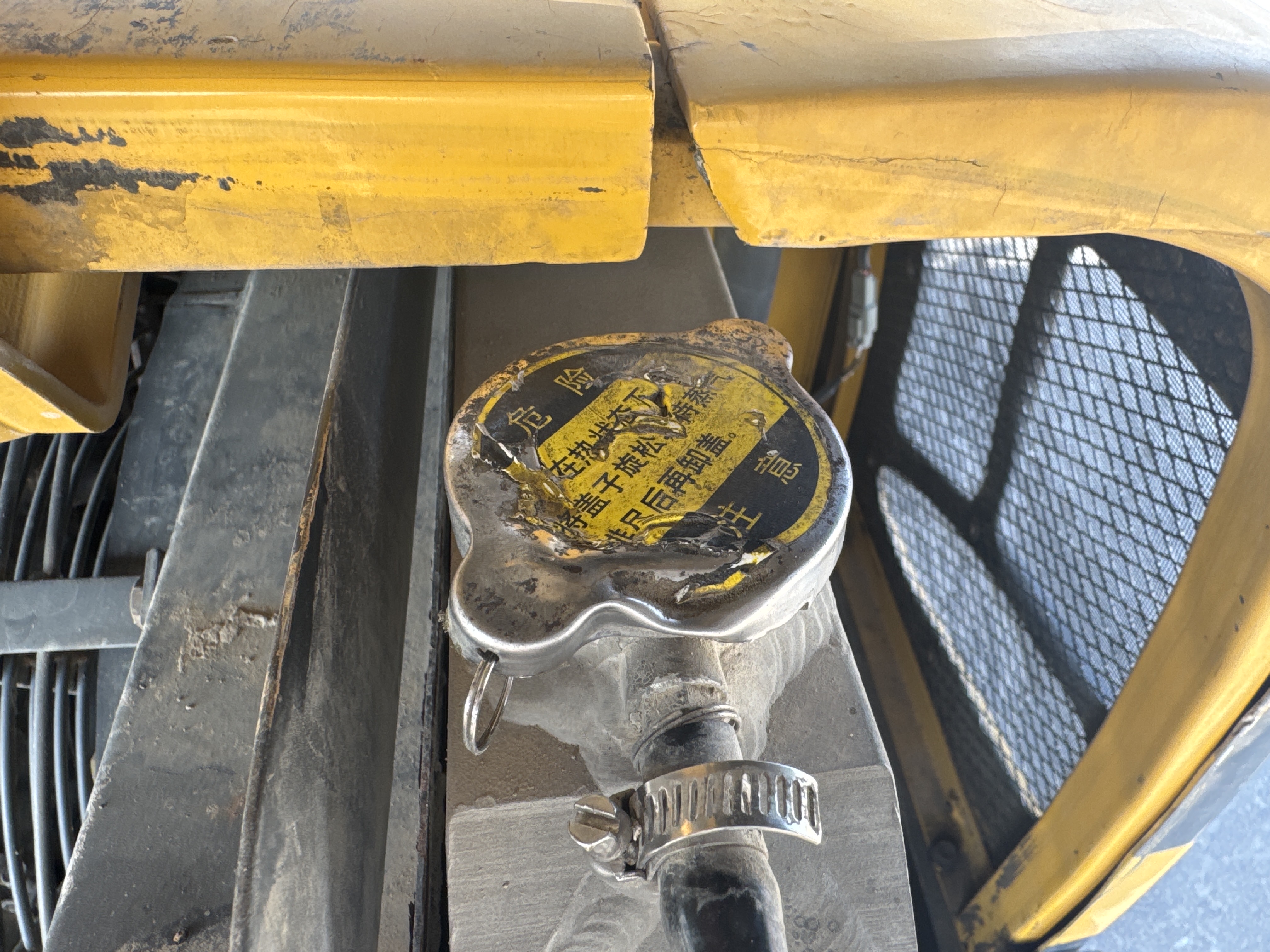 MNX-006-Yuchai-YC55-8-Mini-excavators-inspection-Engine-Radiator,-oil-cooler-and-air-cooler-2
